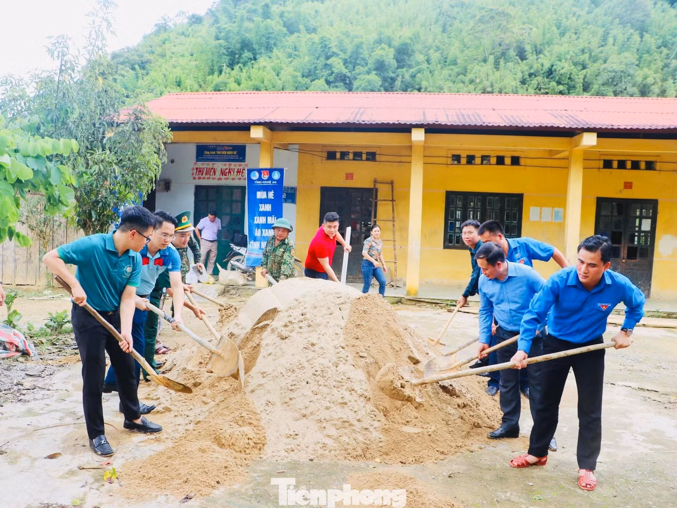 Tỉnh Đoàn Nghệ An cùng đại diện các cơ sở Đoàn Khối Doanh nghiệp tiến hành trao tặng và tổ chức lễ khởi công xây dựng nhà vệ sinh tại điểm trường Tiểu học Tam Hợp, huyện Tương Dương.