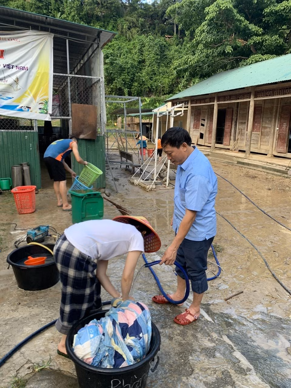 Thầy Nguyễn Đức Sơn, Hiệu trưởng Trường PTDTBT THCS Hữu Khuông cho biết: “Trận lũ xảy ra bất ngờ khiến trường không kịp xoay xở. Mưa lũ làm hư 3 gian nhà gỗ ký túc xá học sinh; sách vở đồ dùng học sinh, giảng dạy của giáo viên ngập trong bùn đất... Thiệt hại rất lớn, may mắn thời điểm xảy ra lũ quét học sinh nghỉ học nên không thiệt hại về người”.