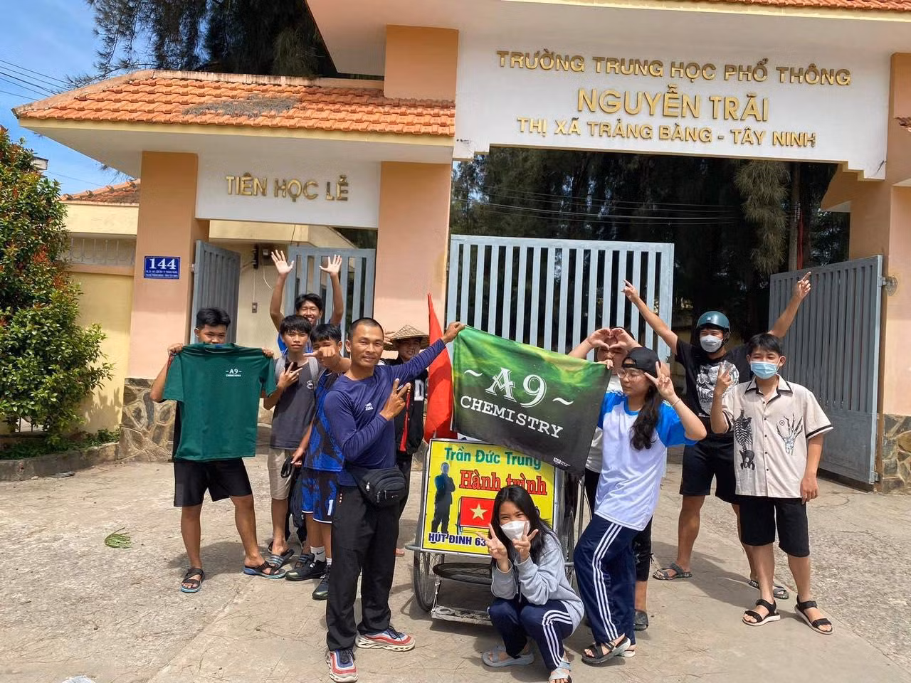 Trần Đức Trung bên các bạn học sinh THPT Nguyễn Trãi, thị xã Trảng Bàng, Tây Ninh.