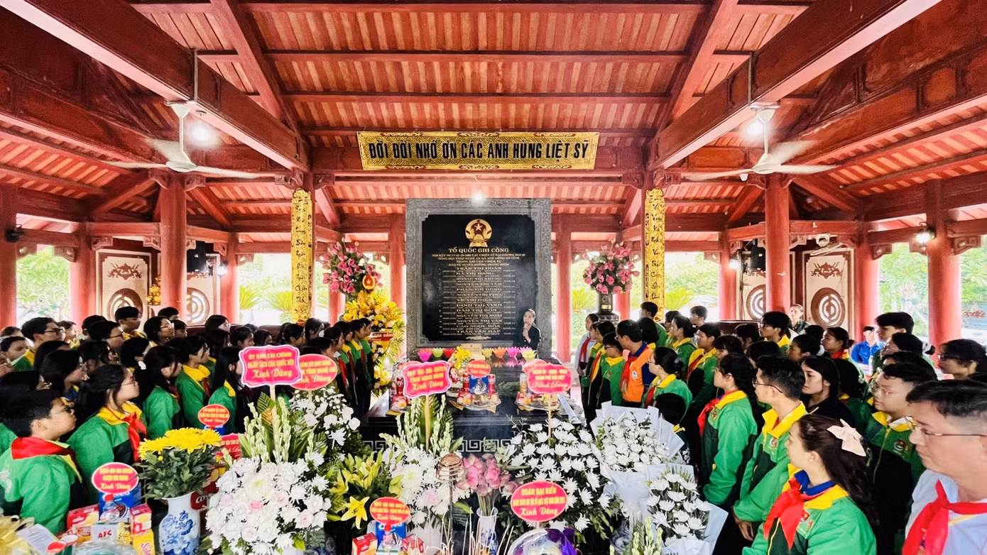 Với tấm lòng thành kính, cảm phục và tri ân sâu sắc, đoàn đã đến dâng hoa, dâng hương các anh hùng liệt sĩ tại Khu di tích lịch sử quốc gia Truông Bồn. Với tấm lòng thành kính, cảm phục và tri ân sâu sắc, đoàn đã đến dâng hoa, dâng hương các anh hùng liệt sĩ tại Khu di tích lịch sử quốc gia Truông Bồn.