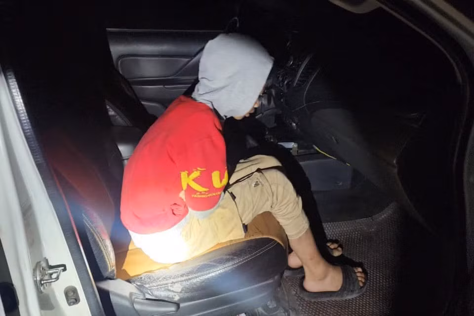 Cán bộ CSGT đã mua bánh, sữa cho cháu bé.