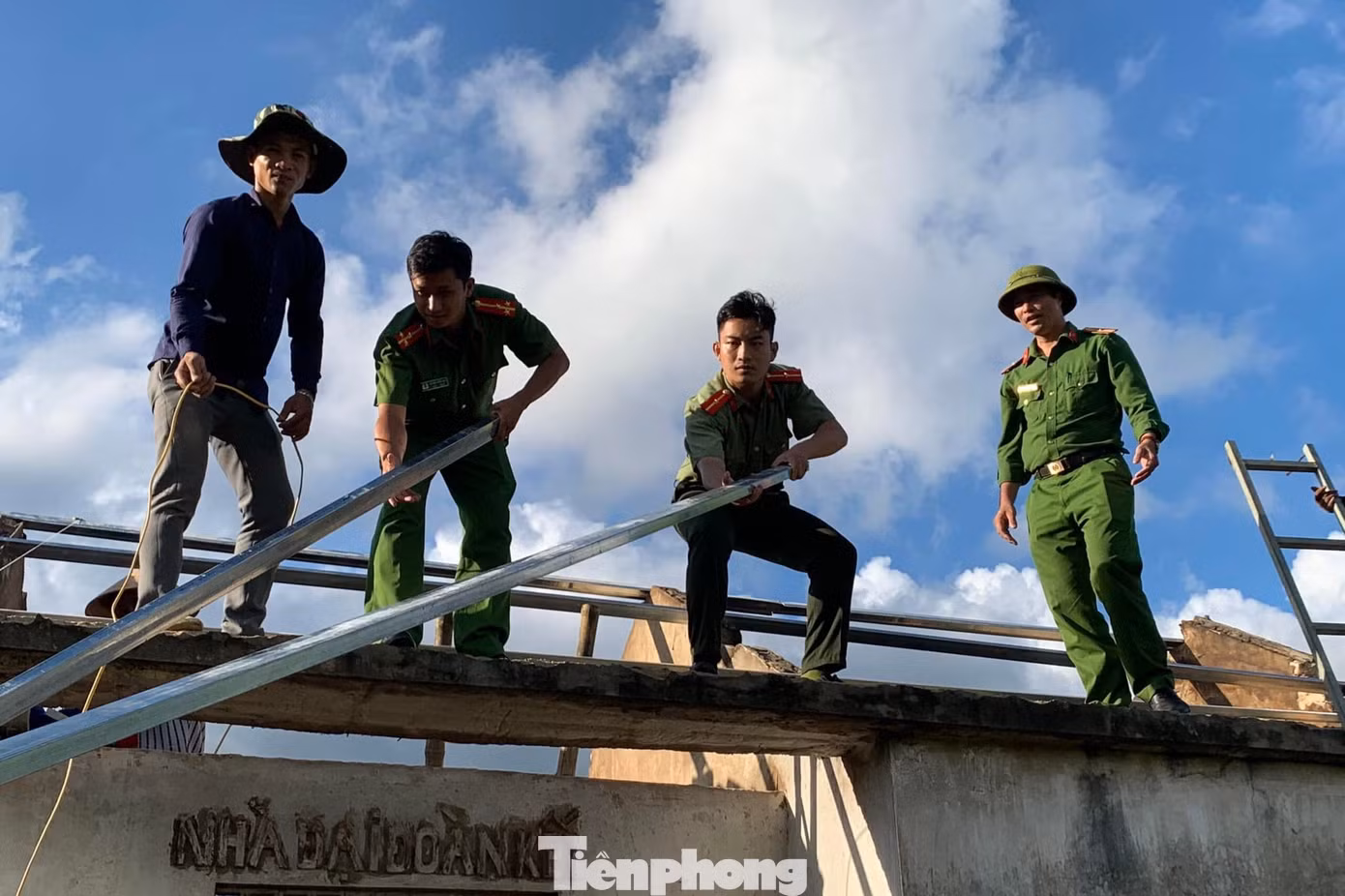 Lợp lại mái nhà ông Tưởng. Ông Tưởng là người có công với cách mạng, hoàn cảnh đặc biệt khó khăn. Lợp lại mái nhà ông Tưởng. Ông Tưởng là người có công với cách mạng, hoàn cảnh đặc biệt khó khăn.