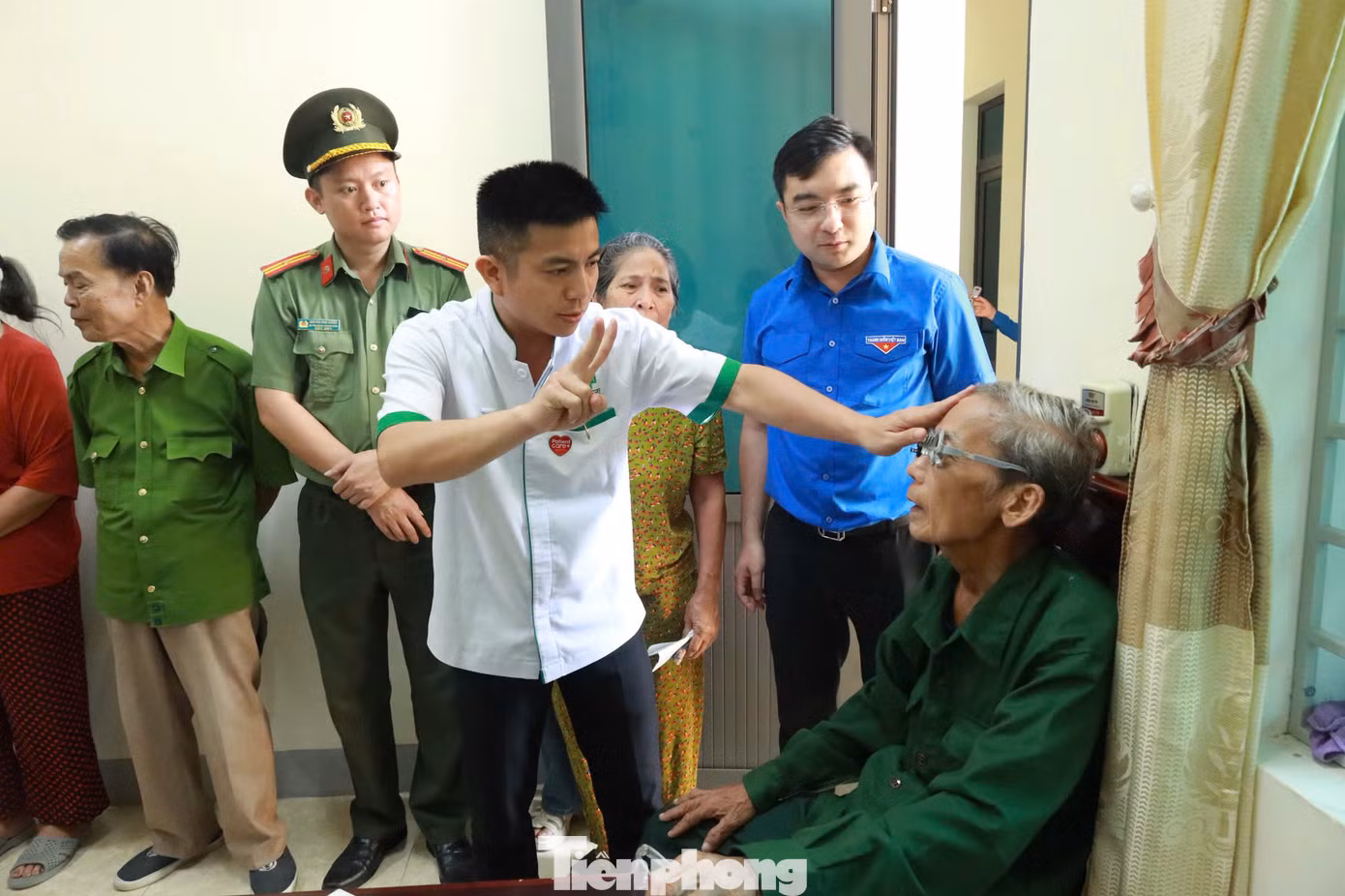 Khám, phát thuốc tư vấn sức khoẻ miễn phí cho người dân.