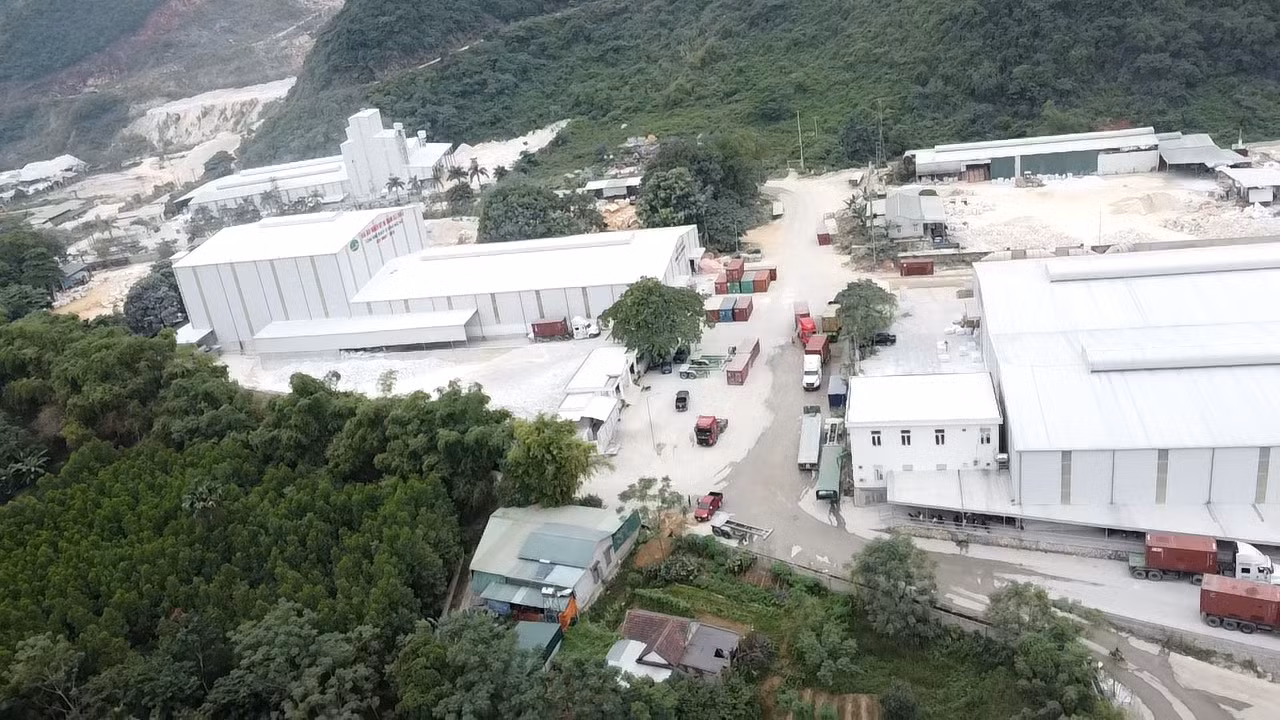 Khoảng cách từ nhà dân đến ba nhà máy nghiền bột đá trắng siêu mịn rất gần