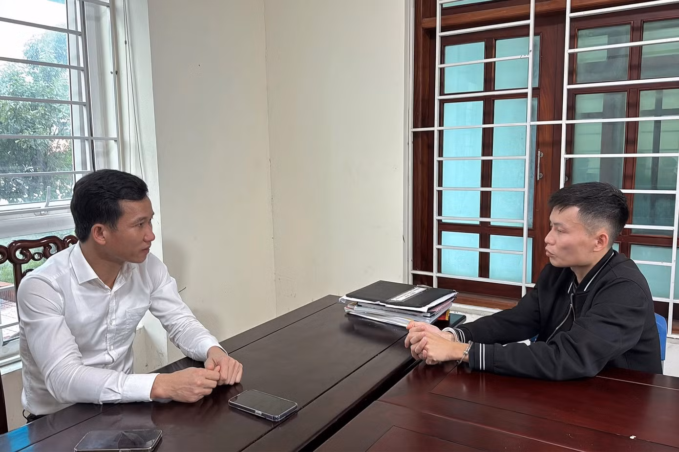 Thượng tá Trần Đức Thân, Trưởng phòng Cảnh sát hình sự, Công an tỉnh Nghệ An làm việc với Nguyễn Tuấn Anh (áo đen) Thượng tá Trần Đức Thân, Trưởng phòng Cảnh sát hình sự, Công an tỉnh Nghệ An làm việc với Nguyễn Tuấn Anh (áo đen)