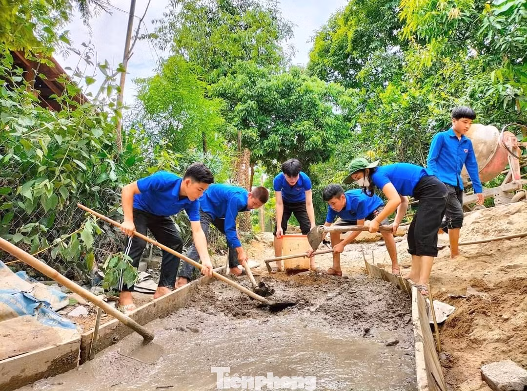 Hỗ trợ làm đường nông thôn mới