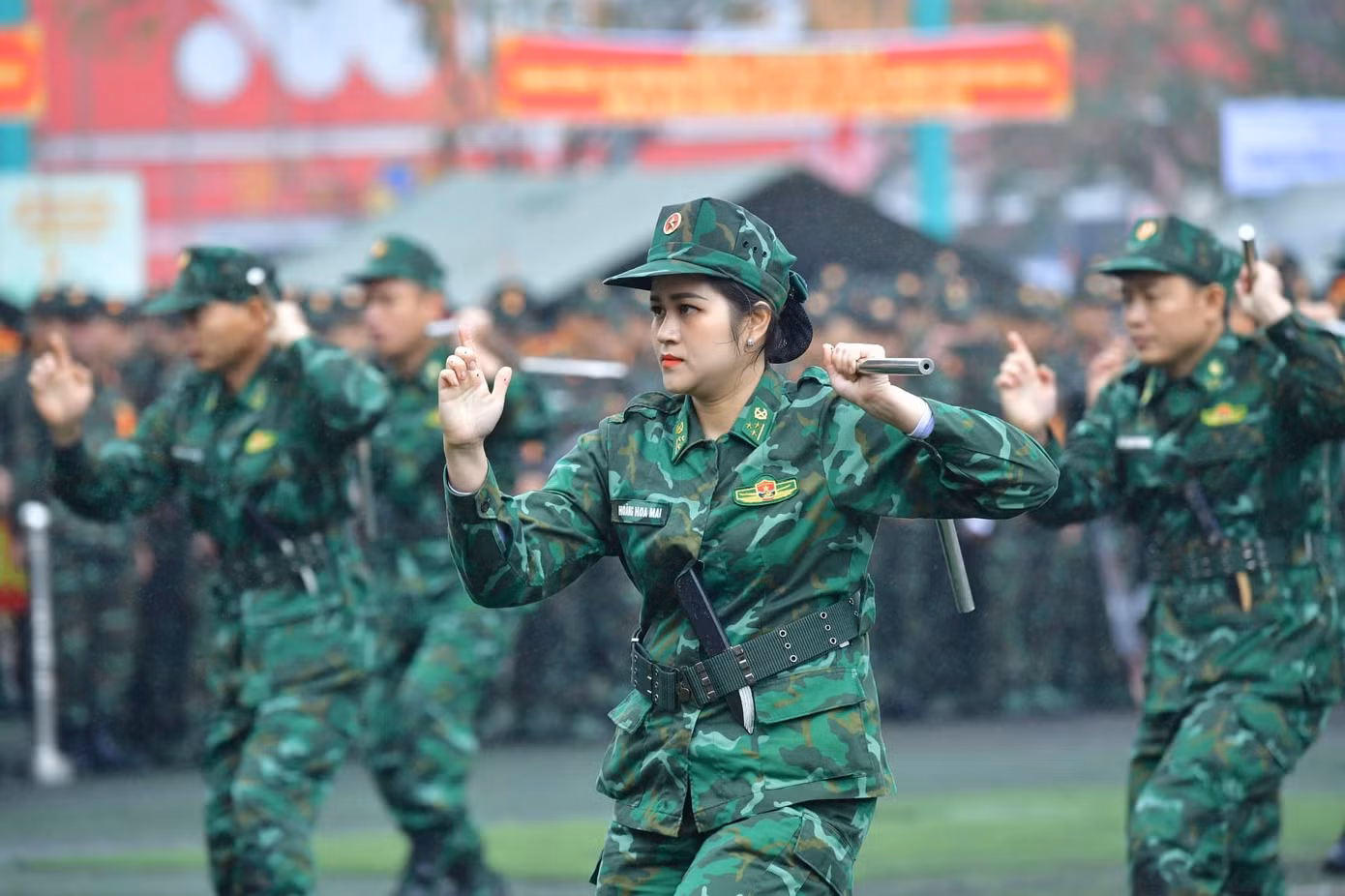 Nữ chiến sĩ Biên phòng biểu diễn các đòn đánh với côn nhị khúc.