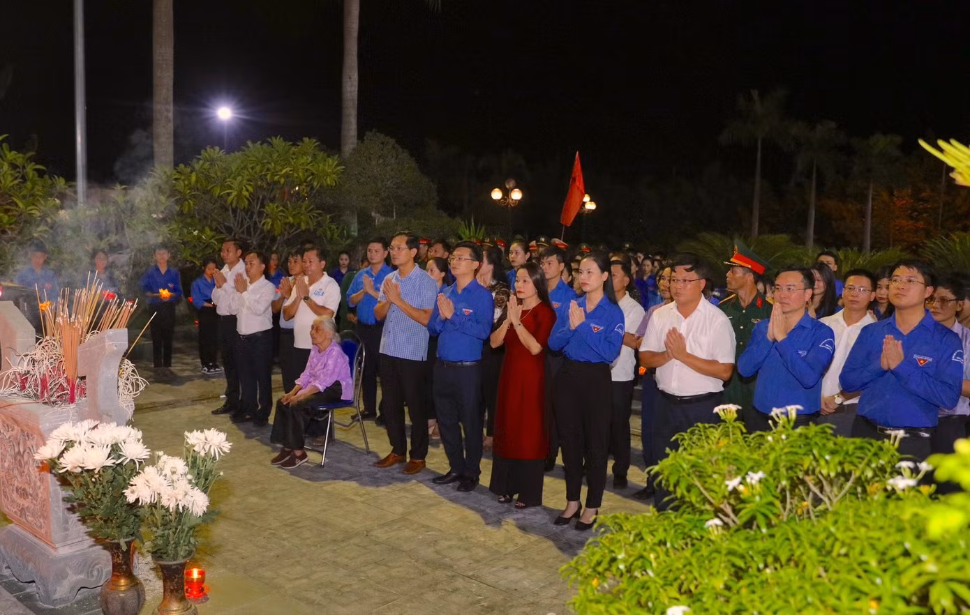 Tại chương trình, tuổi trẻ Hà Tĩnh thành kính dâng hương, hoa, thắp nến tri ân, bày tỏ lòng thành kính, biết ơn sâu sắc người đoàn viên thanh niên ưu tú.