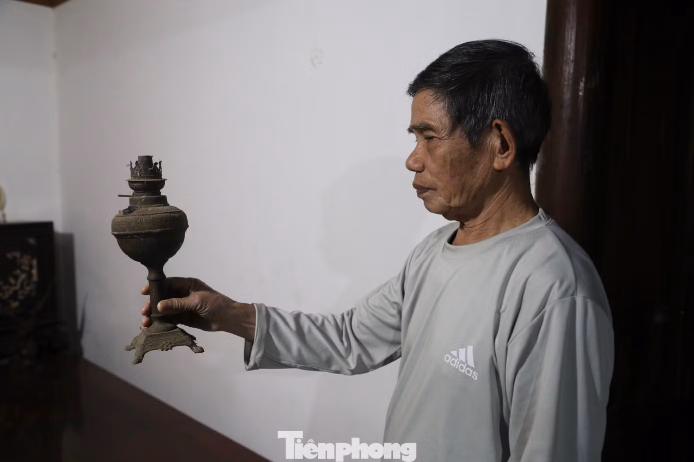 Nhiều ngôi nhà có niên đại đã lên tới 300 năm. Bên trong những ngôi nhà này, người dân vẫn còn lưu giữ gần như nguyên vẹn đồ thờ, đồ gia dụng thân thuộc. Trong ảnh, ông Nguyễn Đình Huỳnh (vùng Cự Thôn) còn lưu giữ nhiều cổ vật quý giá.