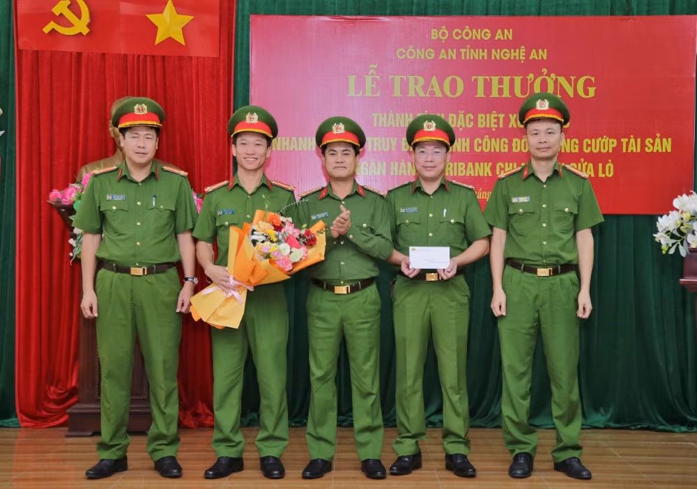 Lãnh đạo Công an tỉnh Nghệ An khen thưởng cho các cá nhân, tập thể phá án vụ cướp ngân hàng Lãnh đạo Công an tỉnh Nghệ An khen thưởng cho các cá nhân, tập thể phá án vụ cướp ngân hàng