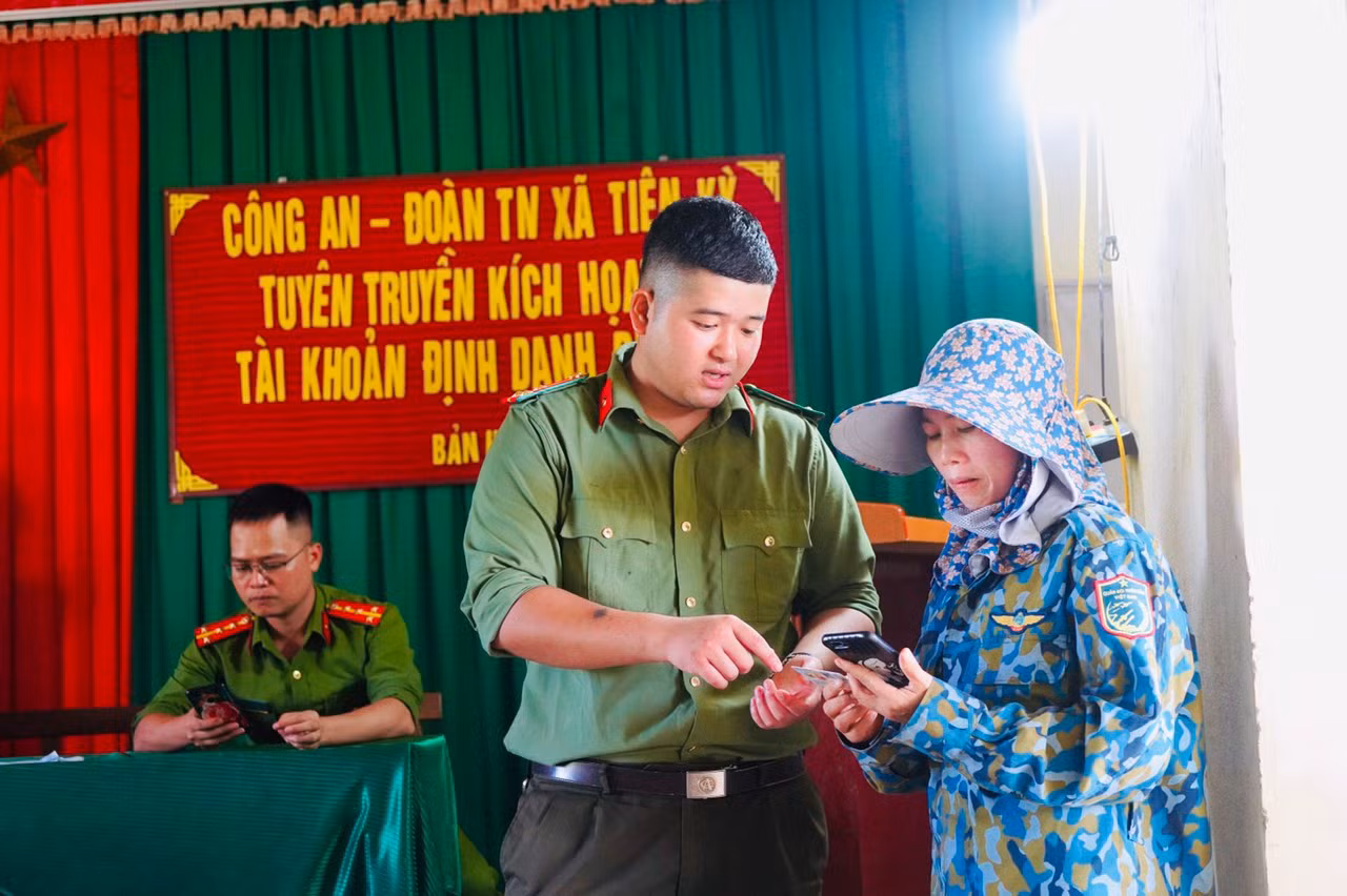 Hỗ trợ người dân kích hoạt tài khoản định danh điện tử