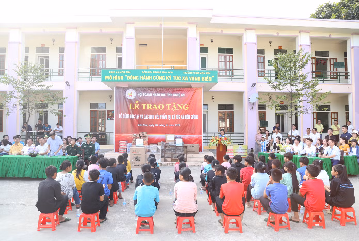 Toàn cảnh lễ trao tặng.