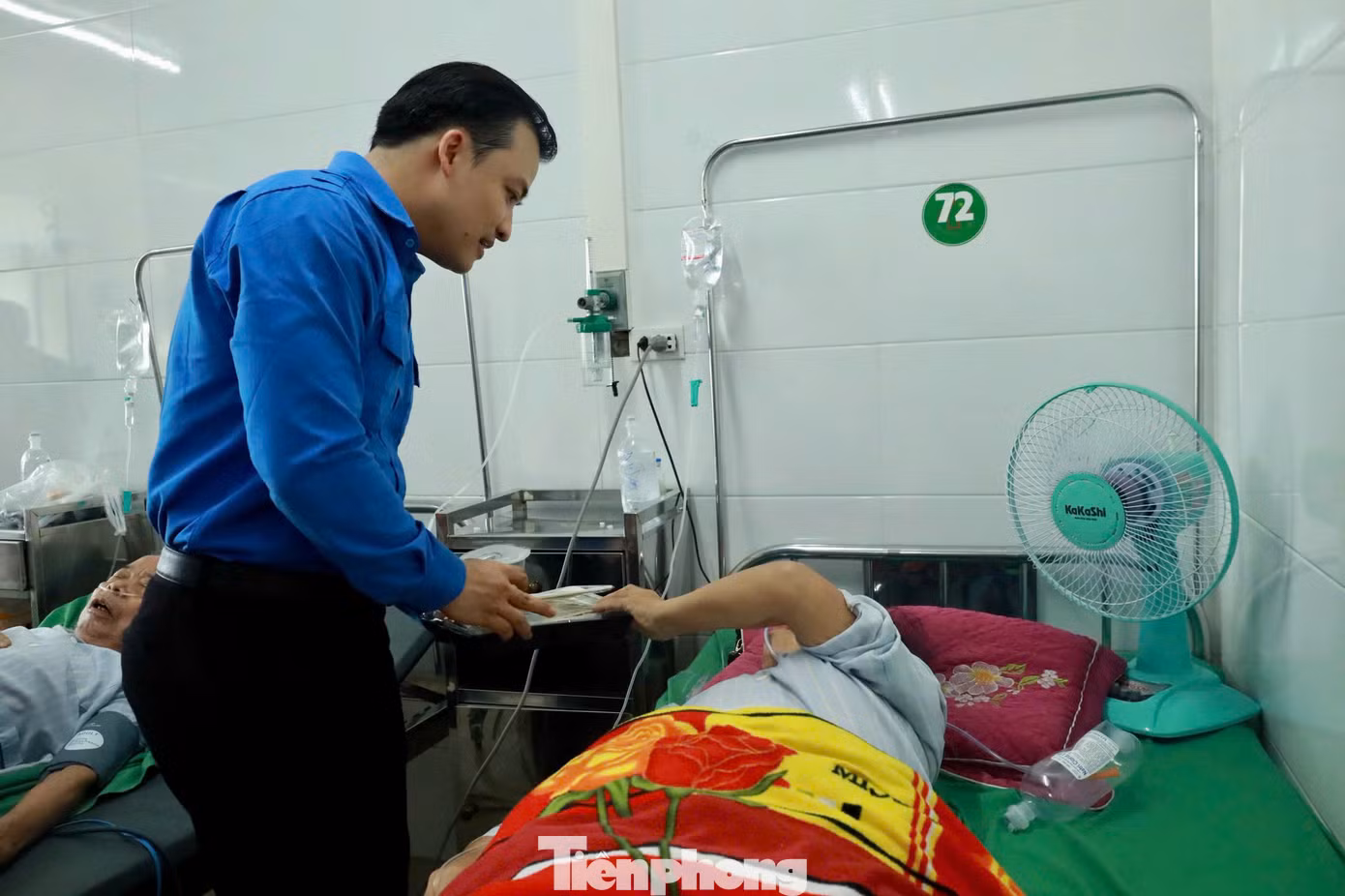 150 suất cơm được trao đến các bệnh nhân đang điều trị tại Bệnh viện Đa khoa TP Vinh