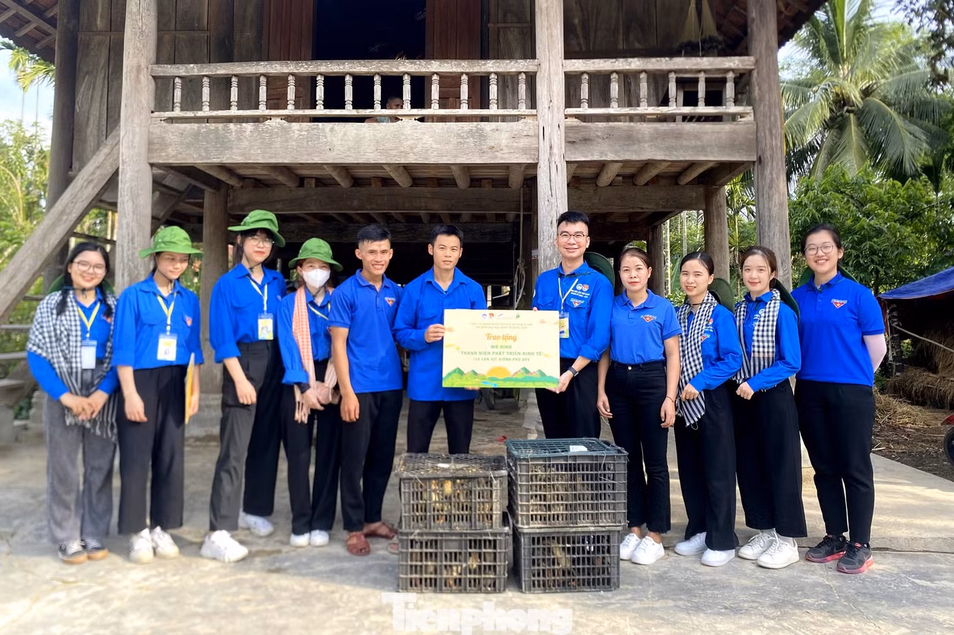 Với khẩu hiệu “ở dân thương, làm dân tin, đi dân nhớ”, đội sinh viên tình nguyện đã hỗ trợ xây dựng nông thôn mới gắn với công tác an sinh xã hội. Nhiều công trình hỗ trợ xúc tiến quảng bá du lịch cộng đồng Hoa Tiến như mô hình thanh niên phát triển kinh tế - nuôi vịt Phủ Quỳ, trao tặng 150 con vịt giống; Bản dịch Việt – Anh menu ẩm thực, dịch vụ HTX Du lịch cộng đồng Hoa Tiến; Sổ tay du lịch cộng đồng Châu Tiến; Website thanh niên Du lịch cộng đồng Hoa Tiến…