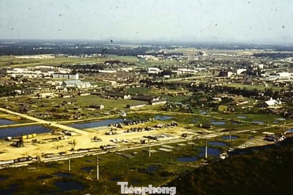 Năm 1973, khi Vinh bước ra khỏi cuộc chiến tranh, thành phố bị tàn phá nặng nề, chỉ còn là những bãi hố bom bất tận, hoang tàn và đổ nát. Thế nhưng, với sự giúp đỡ của Nhà nước và Nhân dân Cộng hòa Dân chủ Đức, thành phố đã được xây dựng lại. Không chỉ giúp đỡ quy hoạch lại tổng thể, toàn diện thành phố Vinh, các bạn Đức còn giúp đỡ xây dựng mới, nâng cấp, tu bổ gần 30 công trình, dự án quan trọng ở Vinh và Nghệ An. Ngày 1/5/1974, công trình xây dựng khu Quang Trung chính thức được khởi công, đánh dấu sự khởi đầu quá trình tái thiết thành phố Vinh sau chiến tranh.