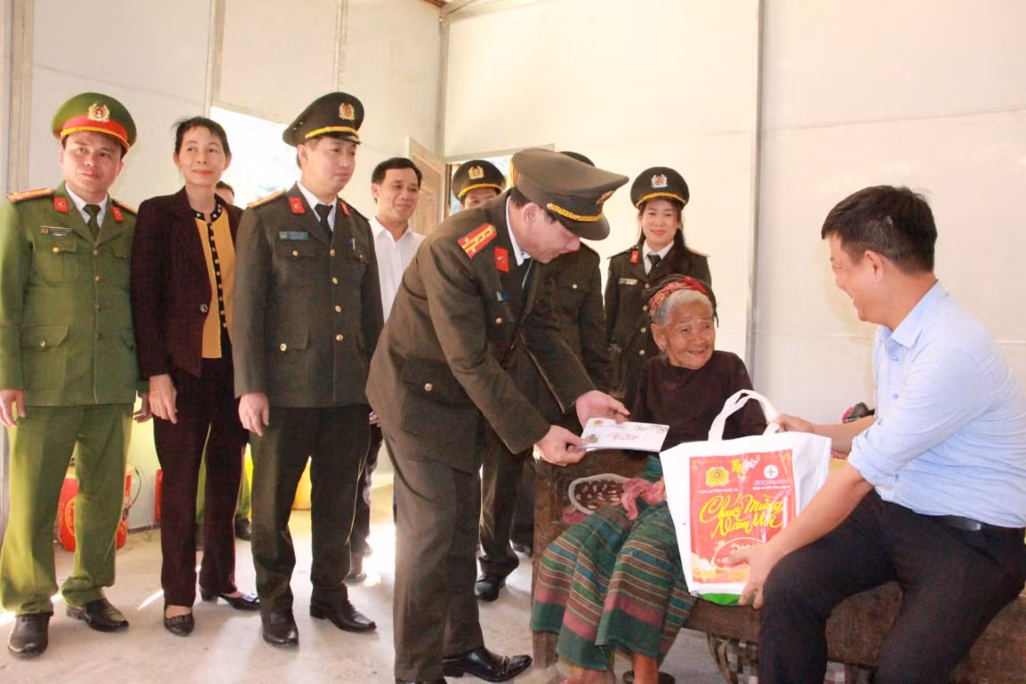 Trước đó, Đại tá Lê Văn Thái - Phó Giám đốc Công an tỉnh Nghệ An cũng đã về trao quà "Tết vì người nghèo" tại xã Hữu Khuông, huyện Tương Dương. Đoàn đã trao 200 suất quà, mỗi suất trị giá 500 nghìn đồng và 500kg gạo hỗ trợ hộ nghèo ở xã Hữu Khuông đón Tết.