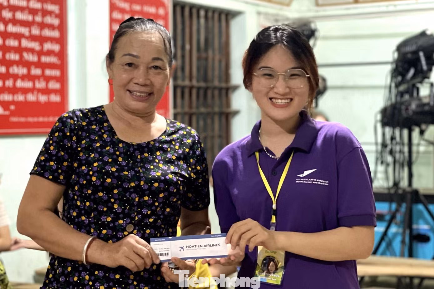 Dạy tiếng anh giao tiếp cơ bản, các nghiệp vụ ngành du lịch và khách sạn cho người dân địa phương.