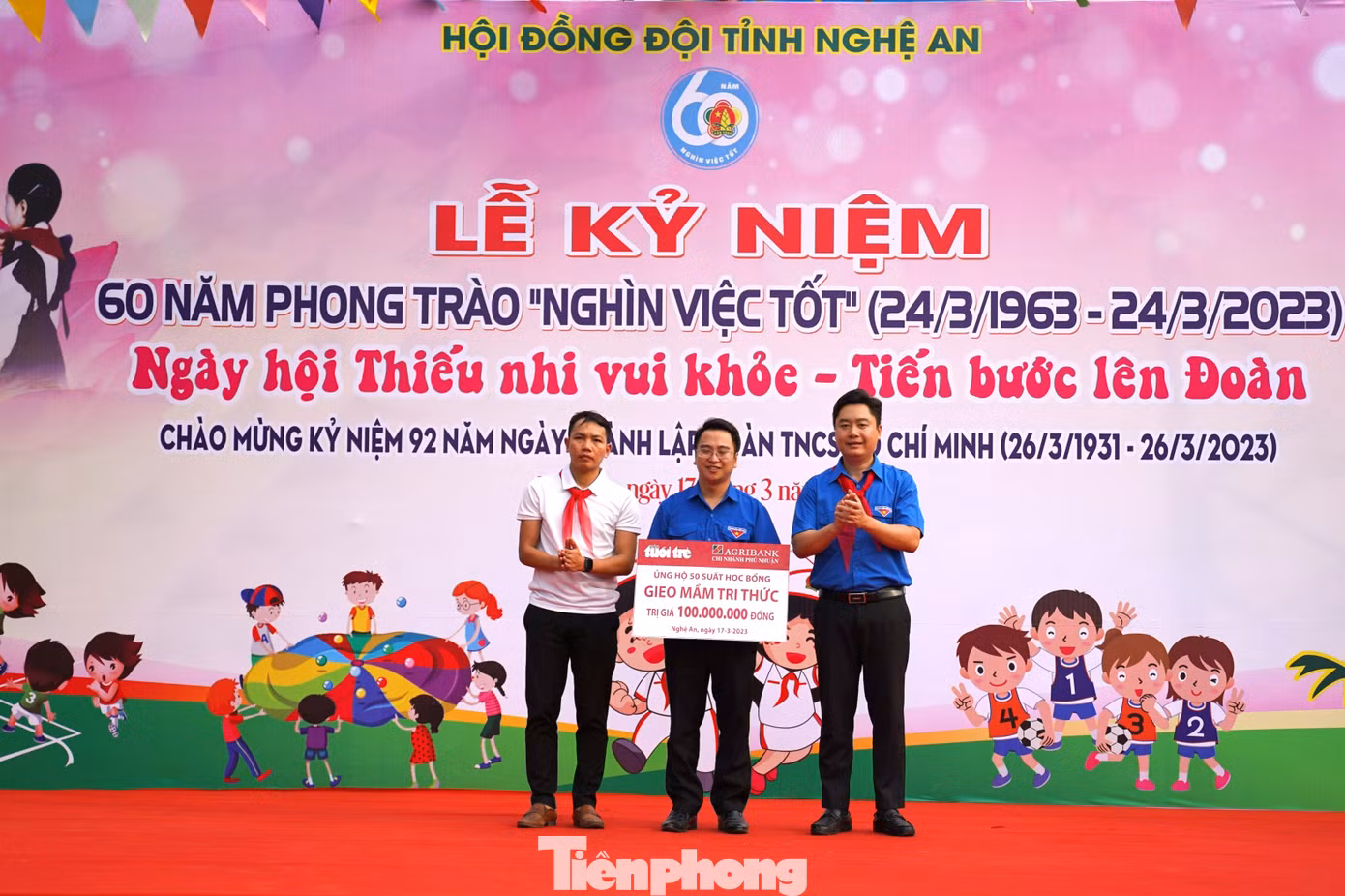 Trao tặng 50 suất học bổng, mỗi suất trị giá 2 triệu đồng gồm 01 chiếc xe đạp và dụng cụ học tập cho 50 em học sinh huyện Nam Đàn có hoàn cảnh khó khăn, vươn lên học tốt.
