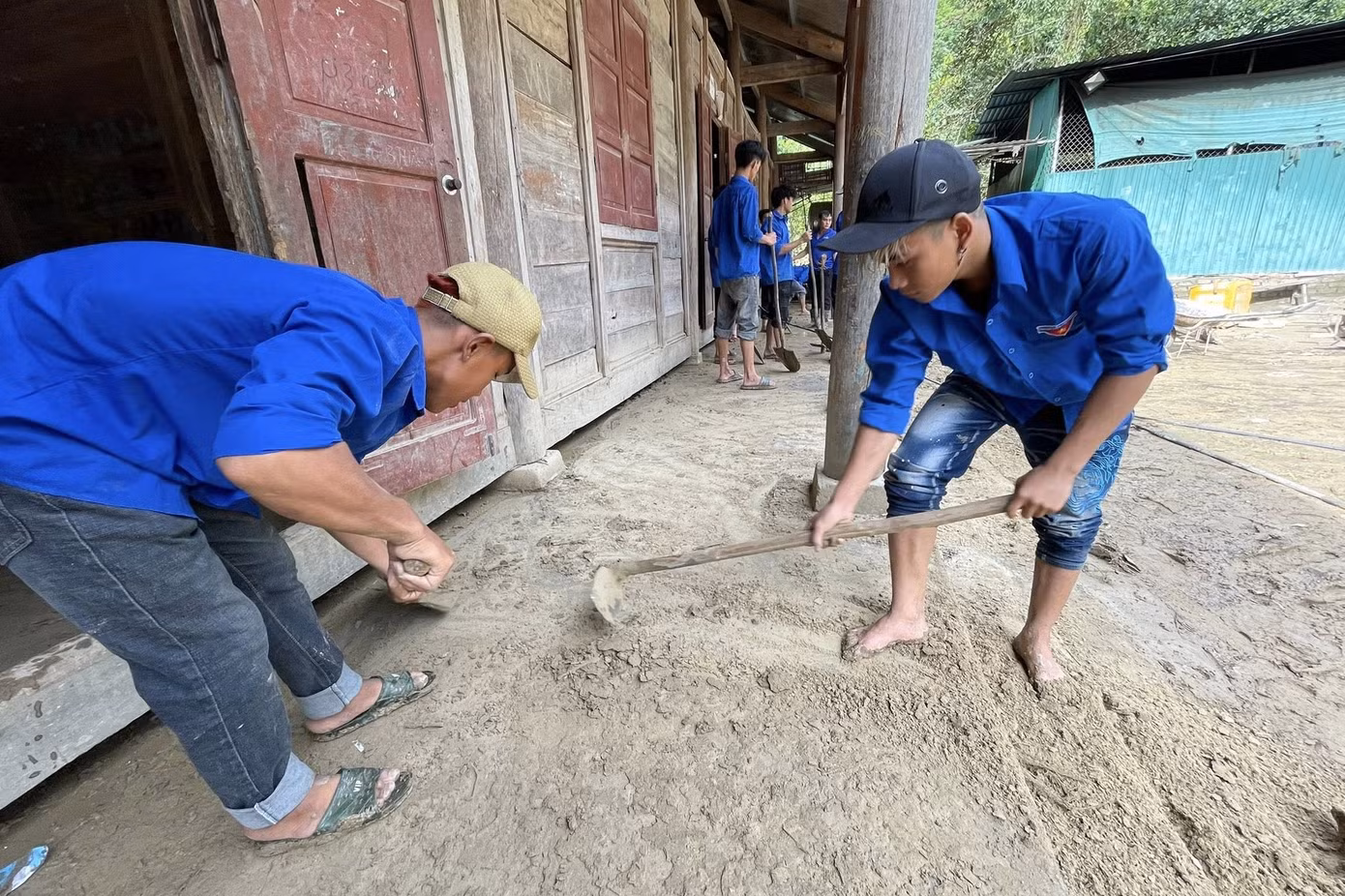 Phát huy tinh thần xung kích, tình nguyện, sau khi lũ rút, lực lượng đoàn viên thanh niên xã Hữu Khuông đã hỗ trợ nhà trường dọn dẹp.