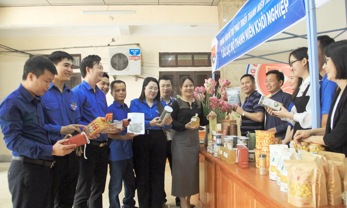 Các đại biểu tham quan gian hàng khởi nghiệp