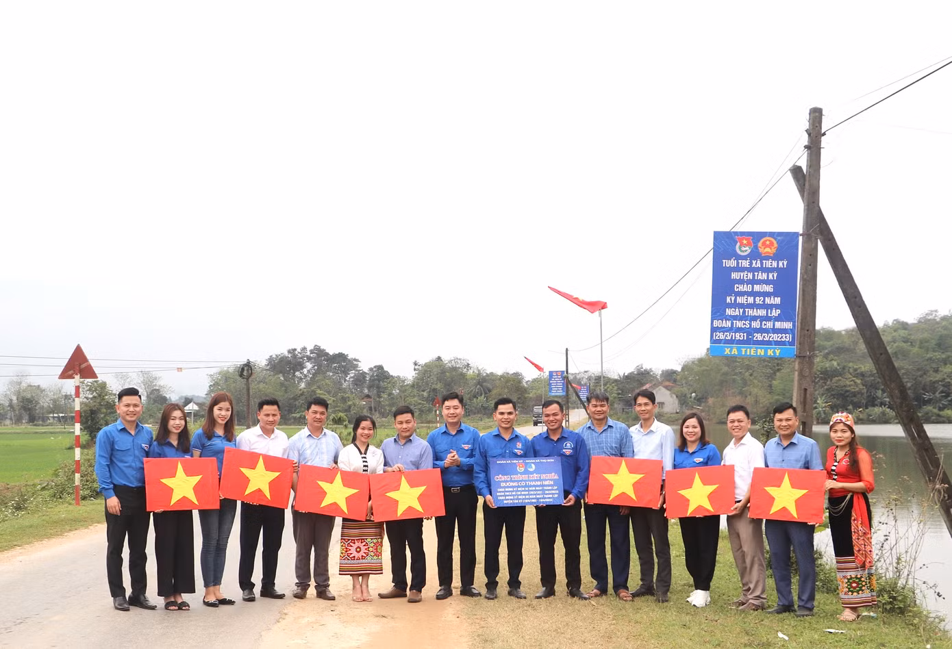 Khánh thành “Đường cờ thanh niên” - trao tặng 200 lá cờ tổ quốc cho Đoàn xã Tiên Kỳ, 200 lá cờ tổ quốc cho Đoàn xã Nghĩa Dũng, huyện Tân Kỳ. Khánh thành “Đường cờ thanh niên” - trao tặng 200 lá cờ tổ quốc cho Đoàn xã Tiên Kỳ, 200 lá cờ tổ quốc cho Đoàn xã Nghĩa Dũng, huyện Tân Kỳ.