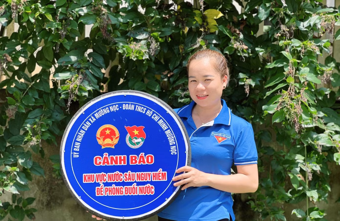 Làm biển báo phòng chống đuối nước từ lốp xe. (Ảnh: TH)