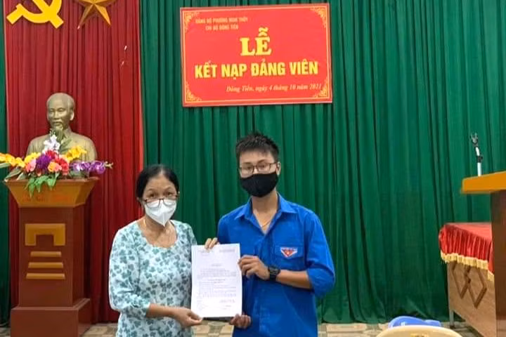 Thành trong Lễ kết nạp Đảng viên Thành trong Lễ kết nạp Đảng viên