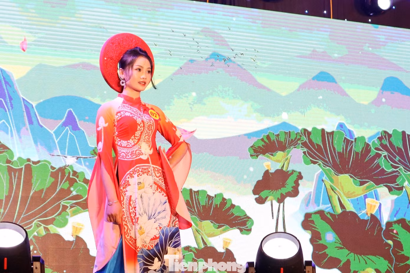 Các thí sinh thực hiện phần thi trang phục tự chọn. Đây là phần thi để các thí sinh thể hiện cá tính cũng như sở thích thời trang của bản thân.