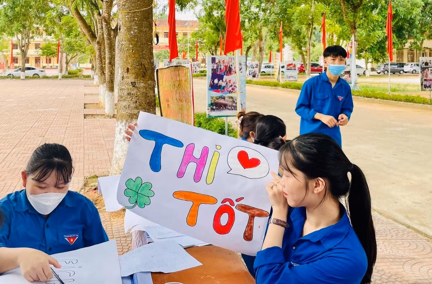 Sáng 7/7, các thí sinh trên cả nước sẽ bước vào môn thi Ngữ Văn. Riêng tỉnh Nghệ An hơn 36.000 thí sinh đăng ký tham gia kỳ thi tốt nghiệp THPT năm 2022. Để thực hiện tốt chương trình Tiếp sức mùa thi tốt nghiệp THPT năm 2022, tuổi trẻ Nghệ An đã thành lập 305 đội hình tình nguyện với tổng số 2.420 thanh niên tình nguyện sẵn sàng tiếp sức cho sĩ tử trên địa bàn toàn tỉnh.
