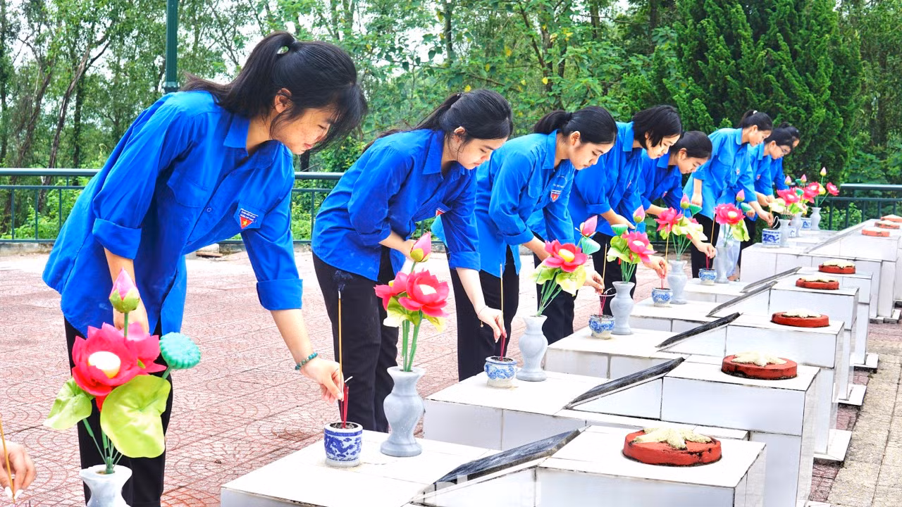Đoàn viên thanh niên dâng hương tưởng niệm các anh hùng, liệt sĩ.
