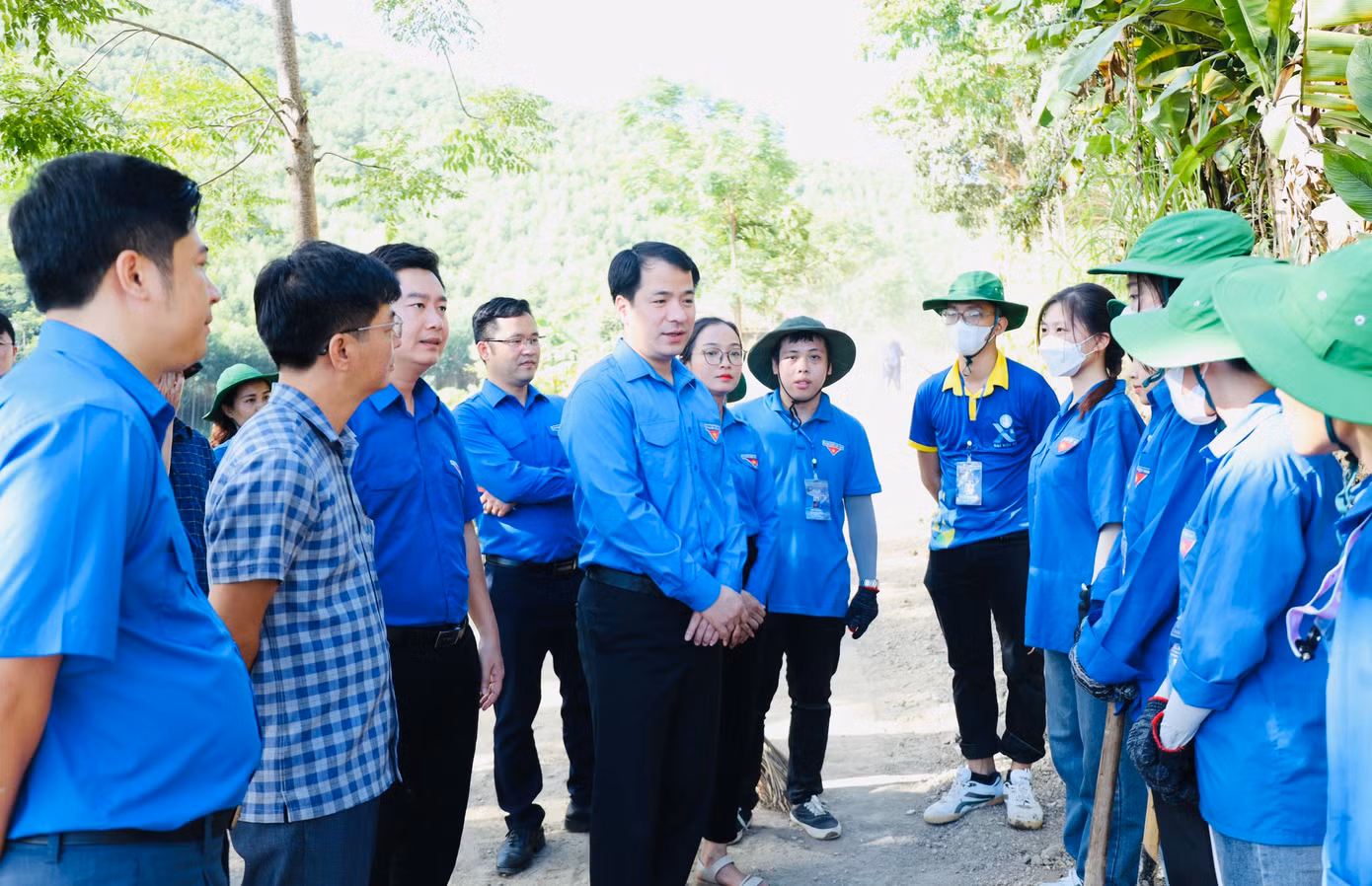 Sáng cùng ngày, tại xã Chi Khê, huyện Con Cuông, đoàn công tác T.Ư Đoàn, Tỉnh Đoàn Nghệ An đã tới động viên, tặng quà đội thanh niên tình nguyện chiến dịch Mùa hè xanh Khoa Luật – Trường Đại học Vinh hoạt động tại địa bàn.