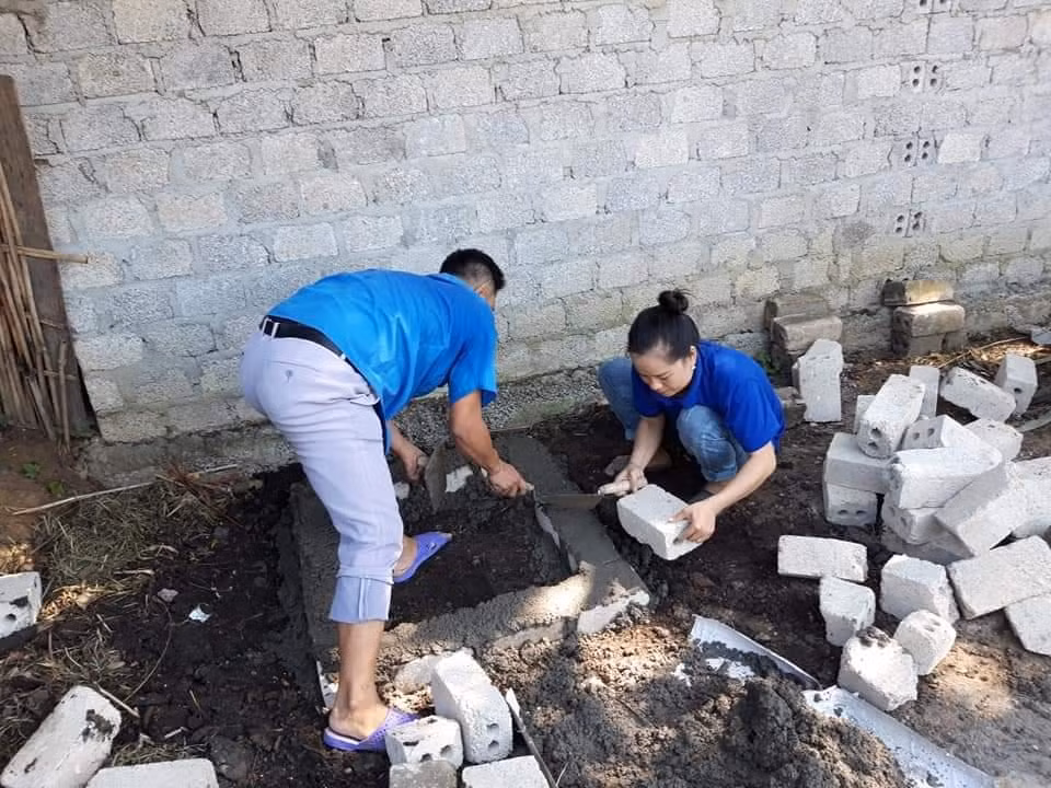 Xây dựng lò đốt rác mini cho các hộ khó khăn ở bán Ná Công