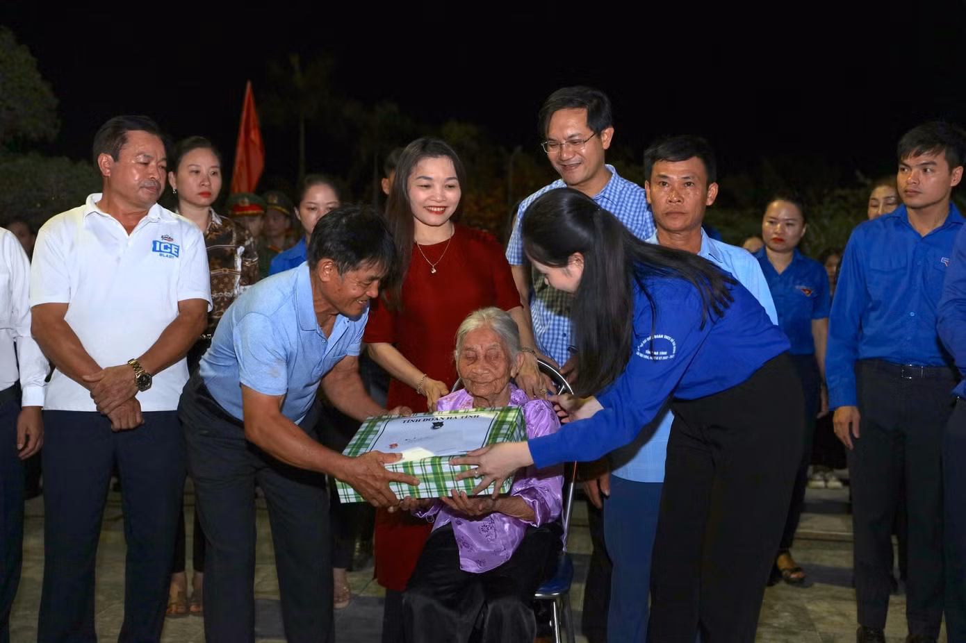 Dịp này, Ban Thường vụ Tỉnh Đoàn Hà Tĩnh trao tặng quà tri ân đến thân nhân Anh hùng Liệt sĩ Lý Tự Trọng.