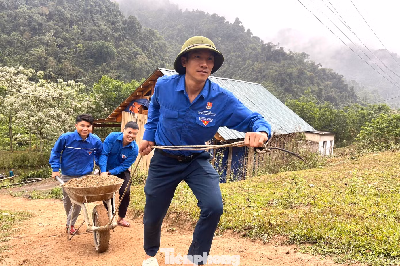 Đoàn viên, thanh niên hỗ trợ vận chuyển nguyên, vật liệu giúp hộ dân khó khăn ở bản Đình Tài, xã Xiêng My, huyện Tương Dương, Nghệ An xây dựng nhà.