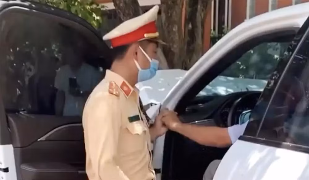 CSGT yêu cầu tài xế xuống xe đo nồng độ cồn nhưng người này không chấp hành