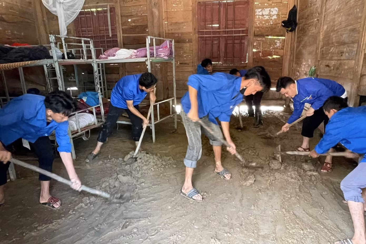 Các thầy cô giáo cùng chính quyền địa phương, đoàn viên thanh niên đang tất bật dọn dẹp bùn đất, di chuyển đồ đạc lên nơi cao ráo, an toàn hơn.