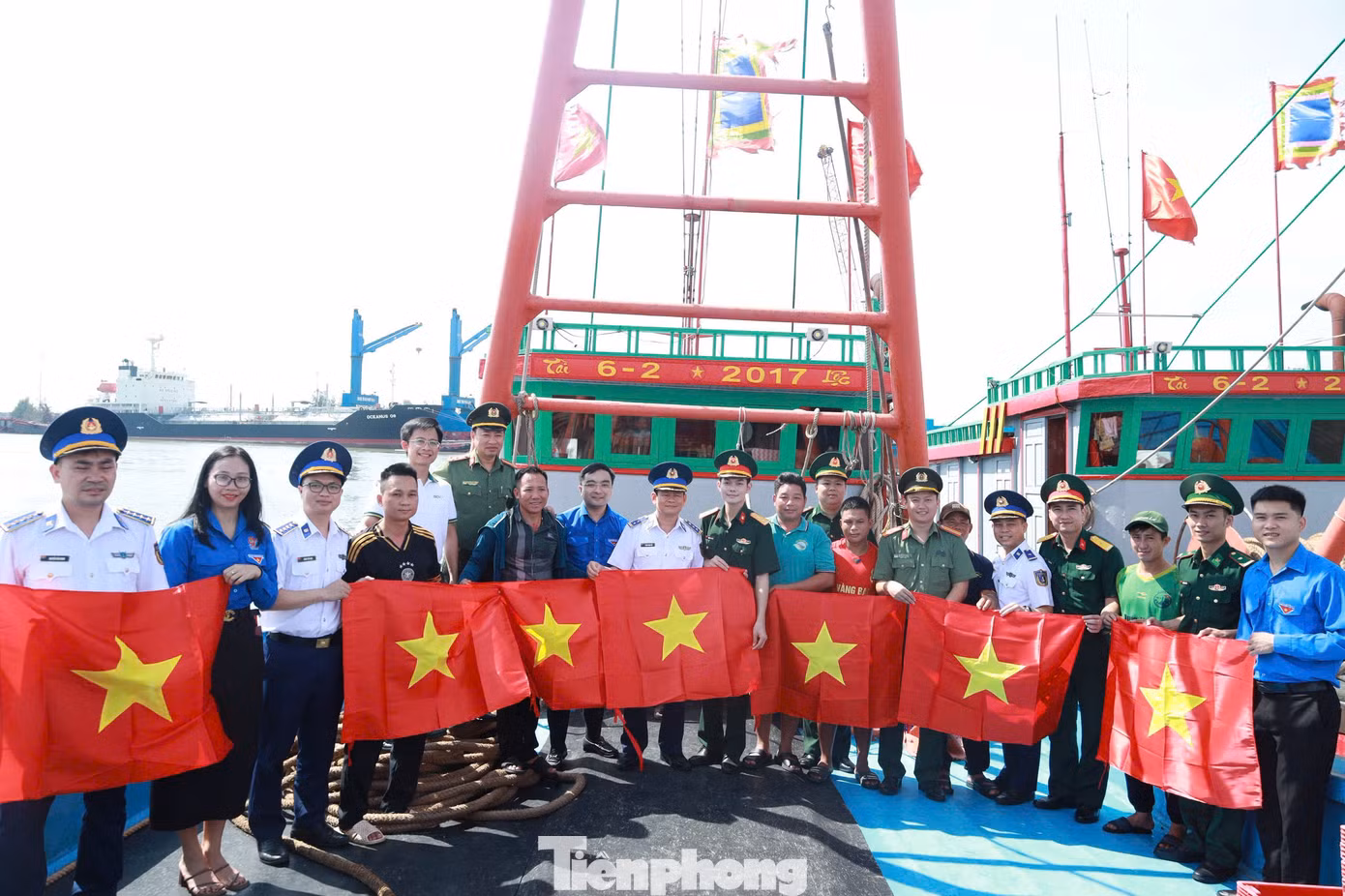 Hướng về biển đảo, tuổi trẻ Bộ Chỉ huy Quân sự tỉnh và Bộ Chỉ huy Bộ đội Biên phòng tỉnh đã trao tặng 200 ảnh Bác Hồ, 400 lá cờ Tổ quốc và 10 suất quà cho ngư dân tại địa phương. Những món quà không chỉ mang giá trị vật chất mà còn là nguồn động viên tinh thần to lớn, tiếp thêm niềm tin để bà con vươn khơi bám biển, góp phần bảo vệ chủ quyền thiêng liêng của Tổ quốc.