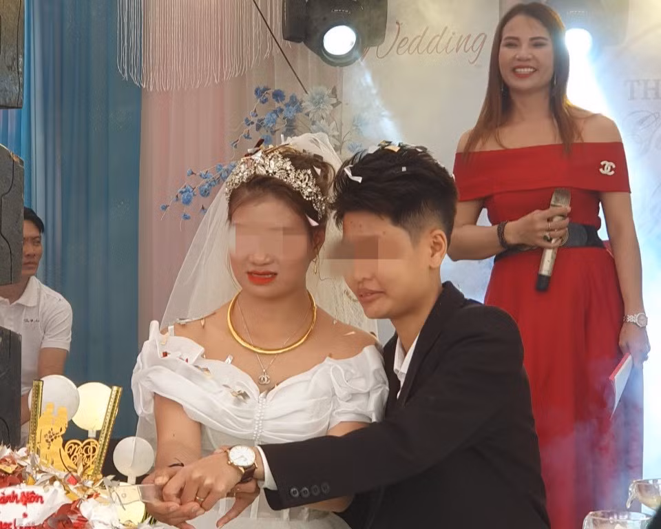 Cả hai cùng thực hiện các nghi thức rót rượu vang, cắt bánh tại đám cưới Cả hai cùng thực hiện các nghi thức rót rượu vang, cắt bánh tại đám cưới