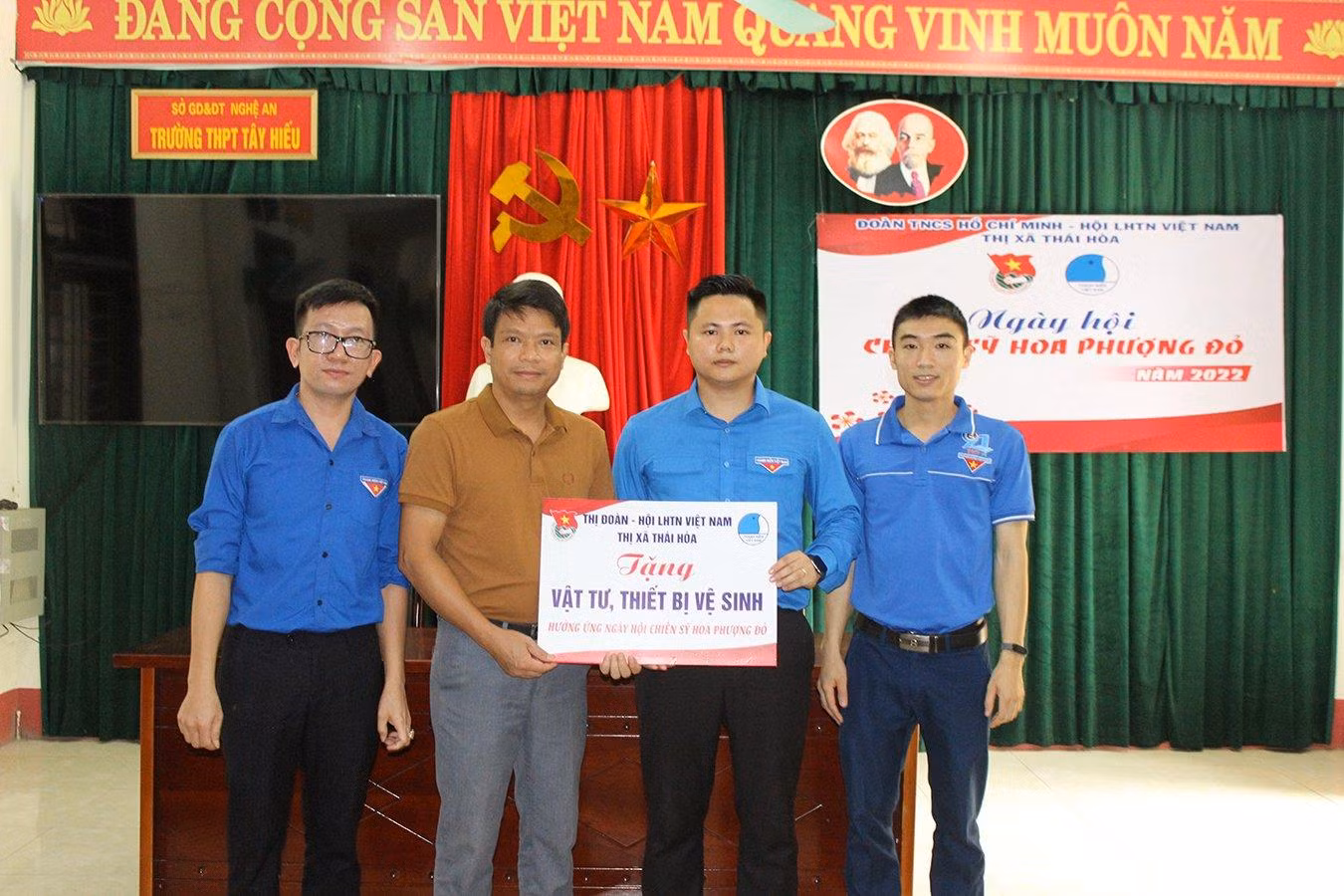 Tổ chức trao tặng vật tư, thiết bị vệ sinh cho trường THPT Tây Hiếu, thị xã Thái Hòa Tổ chức trao tặng vật tư, thiết bị vệ sinh cho trường THPT Tây Hiếu, thị xã Thái Hòa