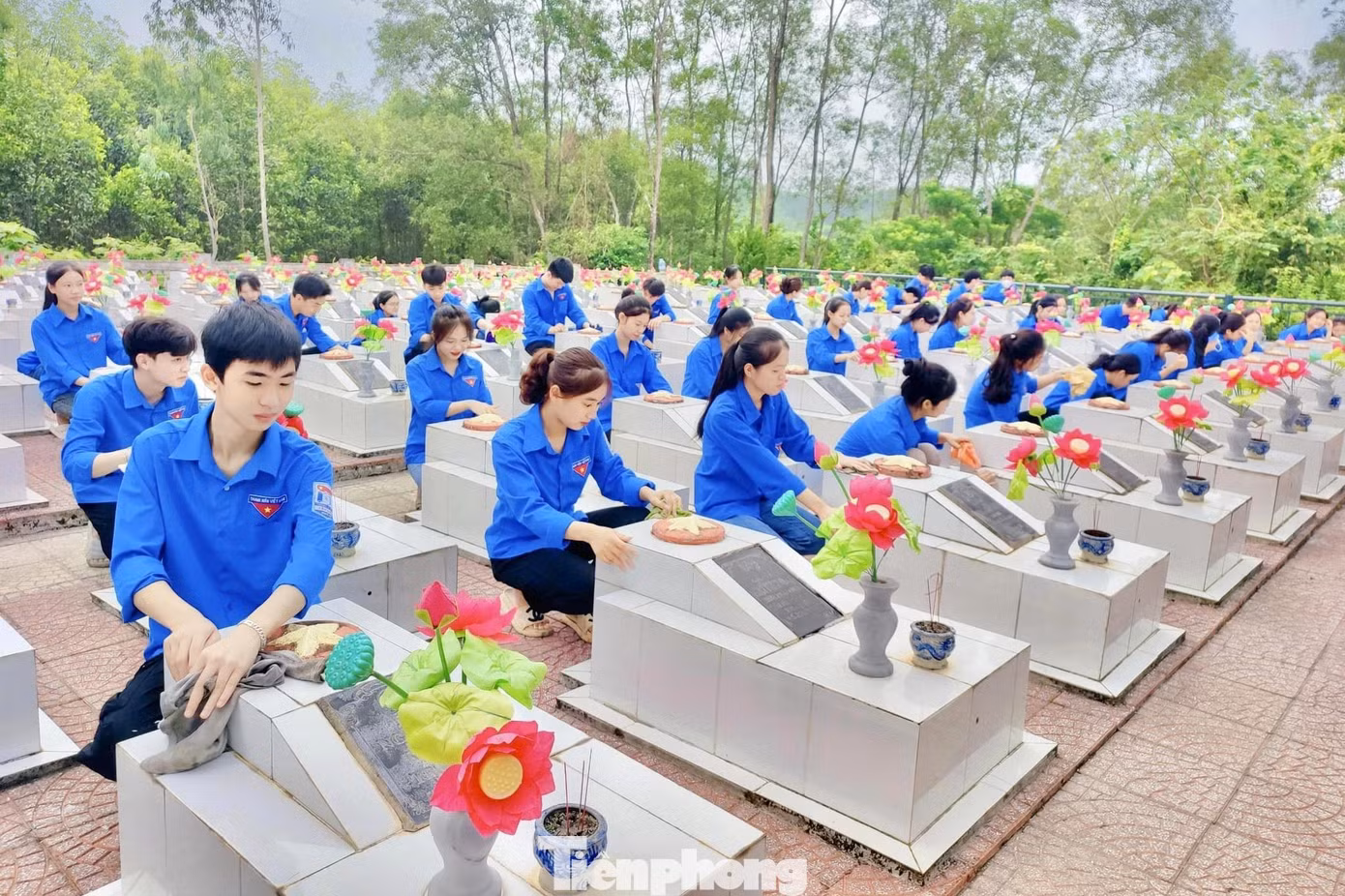 Phát huy truyền thống đạo lý “Đền ơn đáp nghĩa”, “Uống nước nhớ nguồn”, các cơ sở Đoàn trên địa bàn tỉnh Nghệ An đã tổ chức nhiều hoạt động về nguồn, tri ân tới các gia đình thương binh, liệt sĩ, người có công với cách mạng.