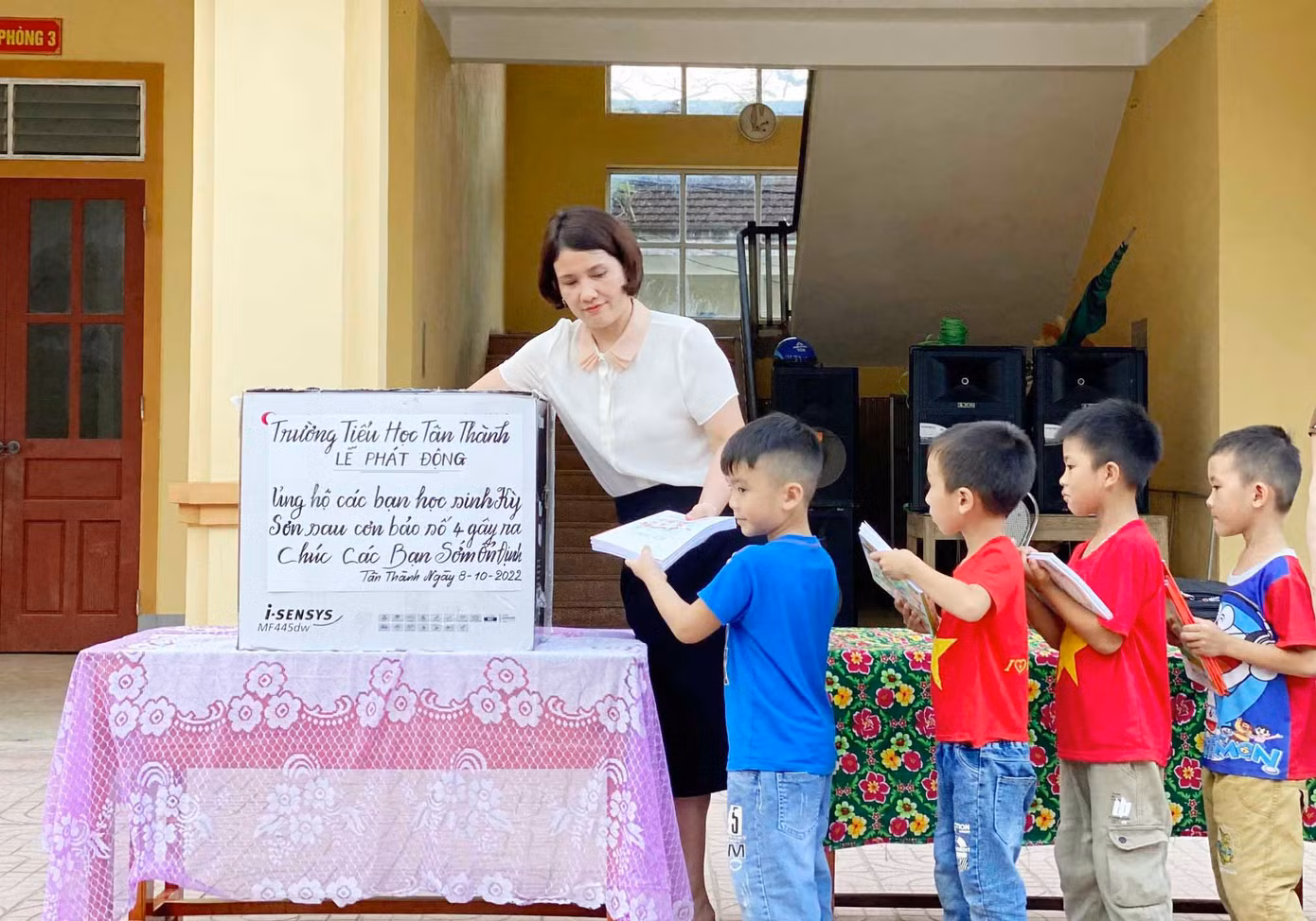 Chị Trần Thị Thoa – Bí thư Đoàn xã Tân Thành cho biết, ngoài quyên góp ủng hộ vở viết cho học sinh vùng lũ Kỳ Sơn, vừa qua, Hội Liên hiệp thanh niên xã cùng Câu lạc bộ thanh niên phát triển kinh tế xã Tân Thành đã tổ chức giao lưu bóng đá quyên góp được số tiền hơn 14 triệu đồng nhằm ủng hộ người dân Kỳ Sơn.