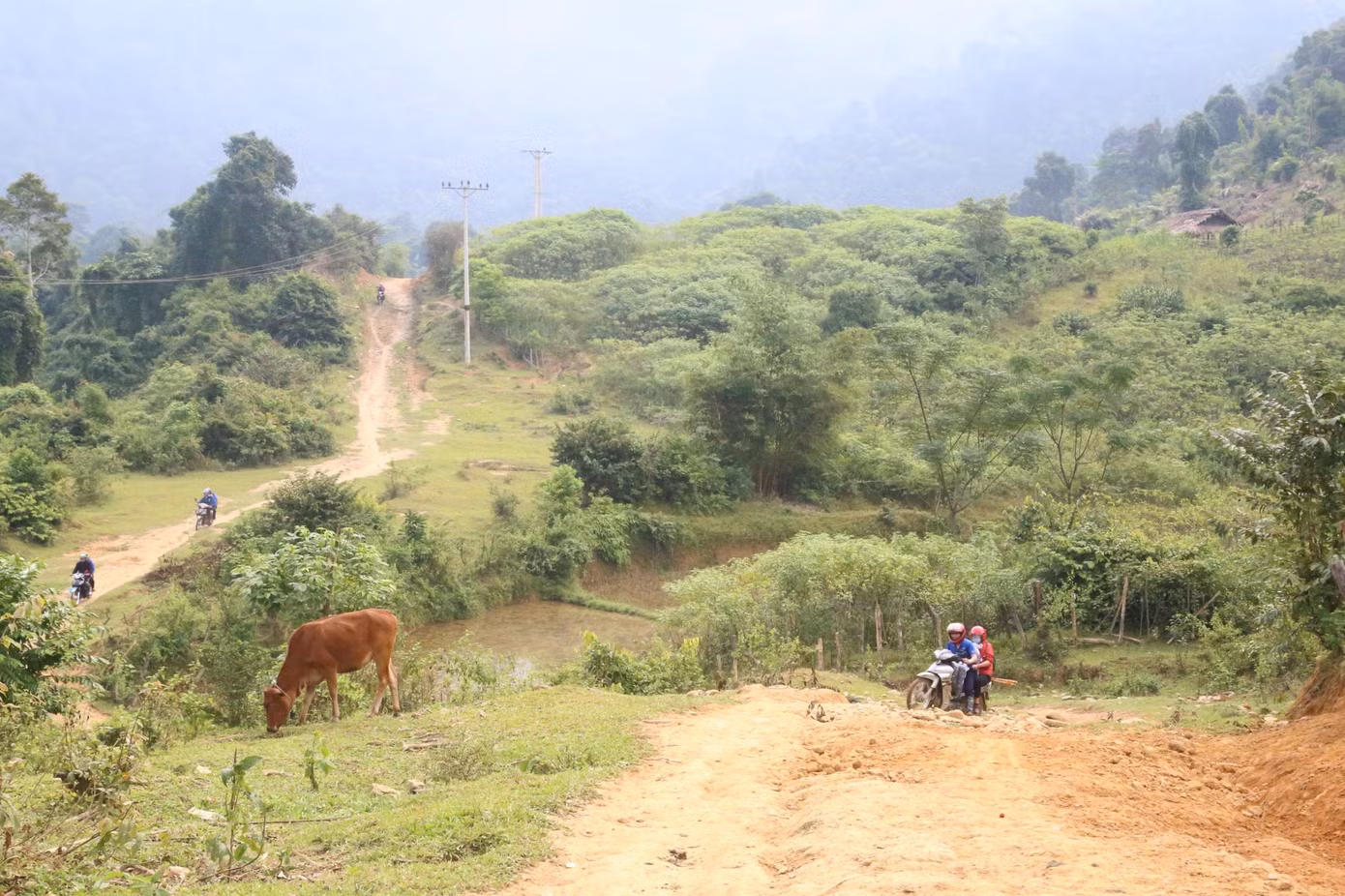 Quãng đường từ trung tâm xã Môn Sơn, huyện Con Cuông (Nghệ An) đi vào bản Búng chỉ có 20km nhưng thầy cô phải đi hết gần 3 giờ đồng hồ. Nhưng đấy là vào mùa khô ráo; còn nếu vào mùa mưa, thì không biết phải mất bao lâu mới tới được bản vùng cao này.