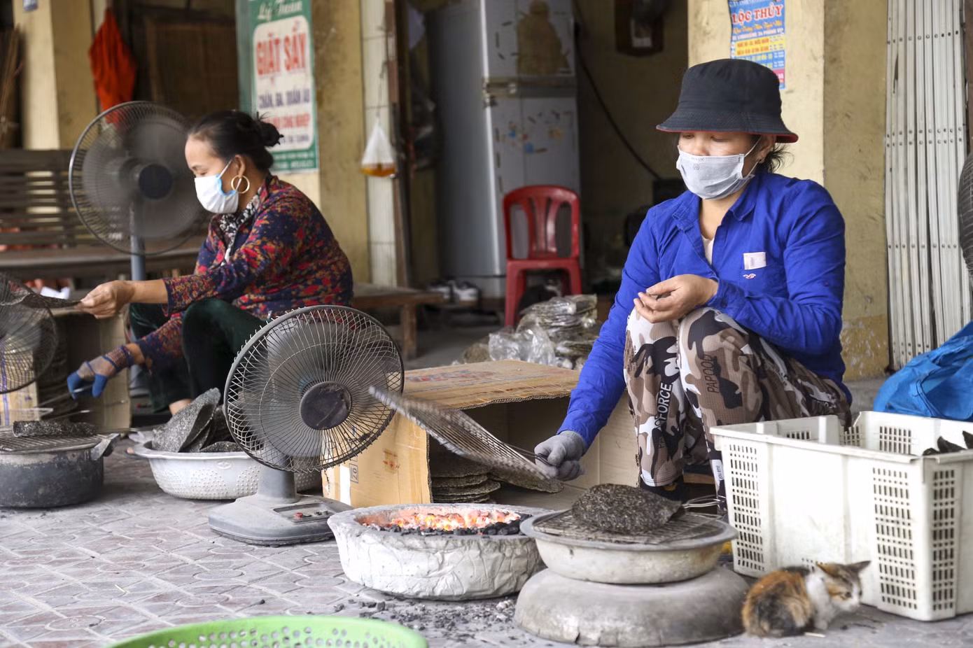 Việc nướng bánh bằng tay sẽ giúp bánh thơm, giòn tan nên được khách hàng ưa chuộng hơn. Mỗi người thợ có thể nướng 1.000 - 1.500 chiếc bánh/ngày.