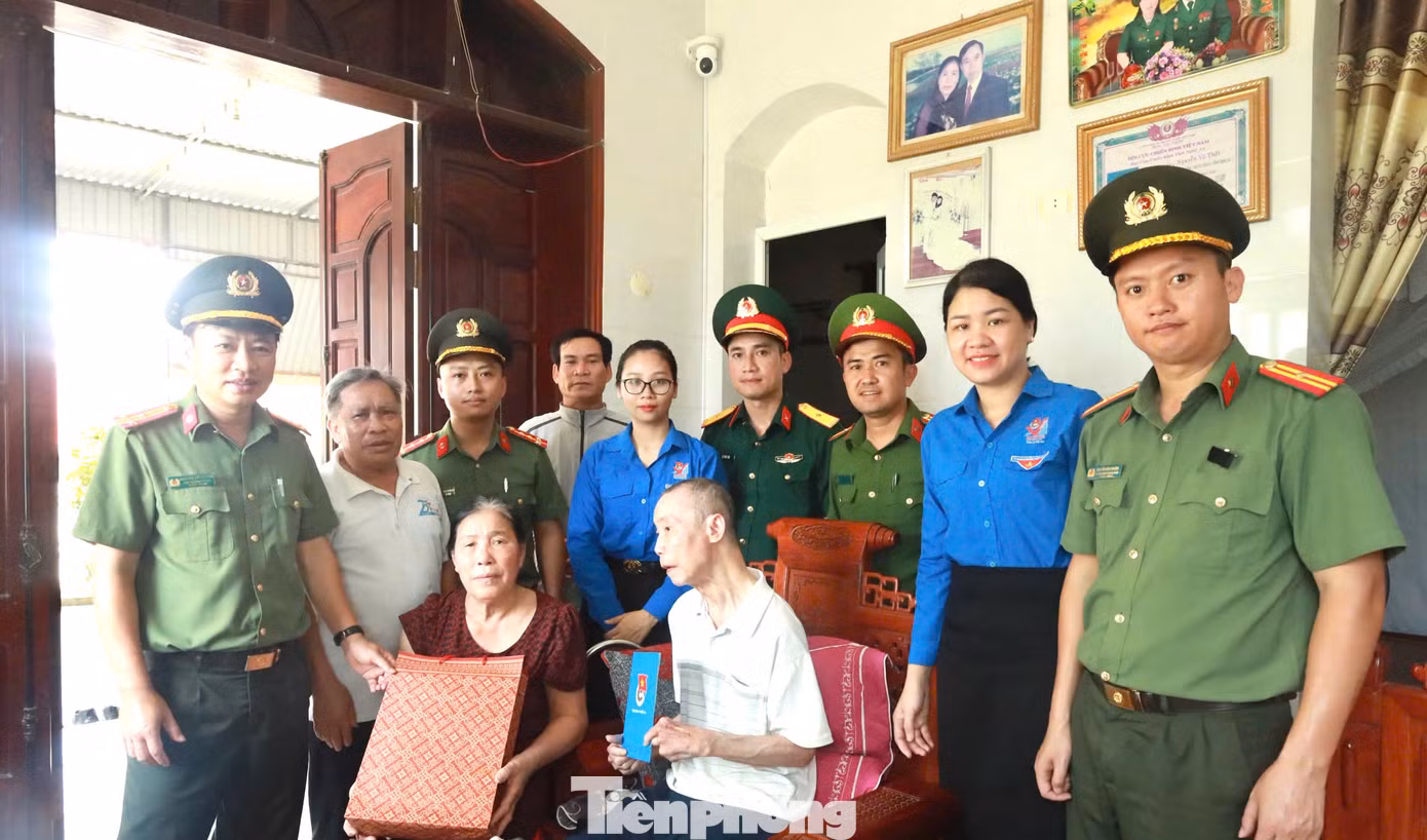 Chiến dịch “Hành quân xanh” là một trong những hoạt động trọng điểm của Chiến dịch Thanh niên tình nguyện Hè do Tỉnh Đoàn Nghệ An phát động với sự tham gia của tuổi trẻ các lực lượng vũ trang trên địa bàn tỉnh. Đây là dịp để mỗi đoàn viên, thanh niên trong lực lượng vũ trang thể hiện tinh thần trách nhiệm, phát huy vai trò xung kích, sẵn sàng hành động vì cộng đồng, vì Tổ quốc. Trong ảnh, đại diện các đơn vị thăm, tặng quà cho gia đình cựu chiến binh có hoàn cảnh khó khăn sau chương trình ra quân cấp tỉnh.