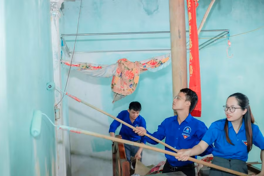 Đoàn viên thanh niên sơn sửa lại nhà cho bà Triêm.