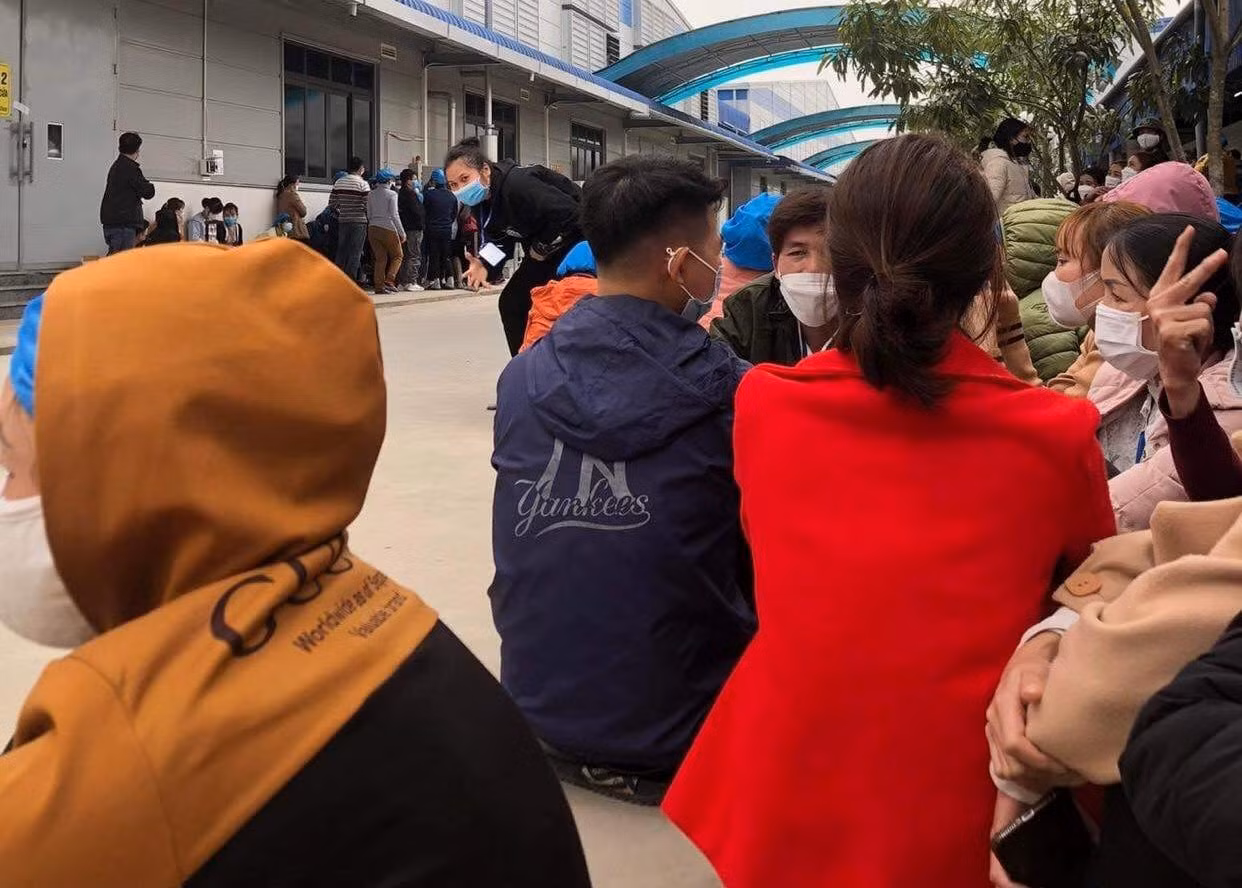 Công nhân công ty cổ phần Nam Thuận Nghệ An ngưng việc tập thể chiều 15/2 Công nhân công ty cổ phần Nam Thuận Nghệ An ngưng việc tập thể chiều 15/2
