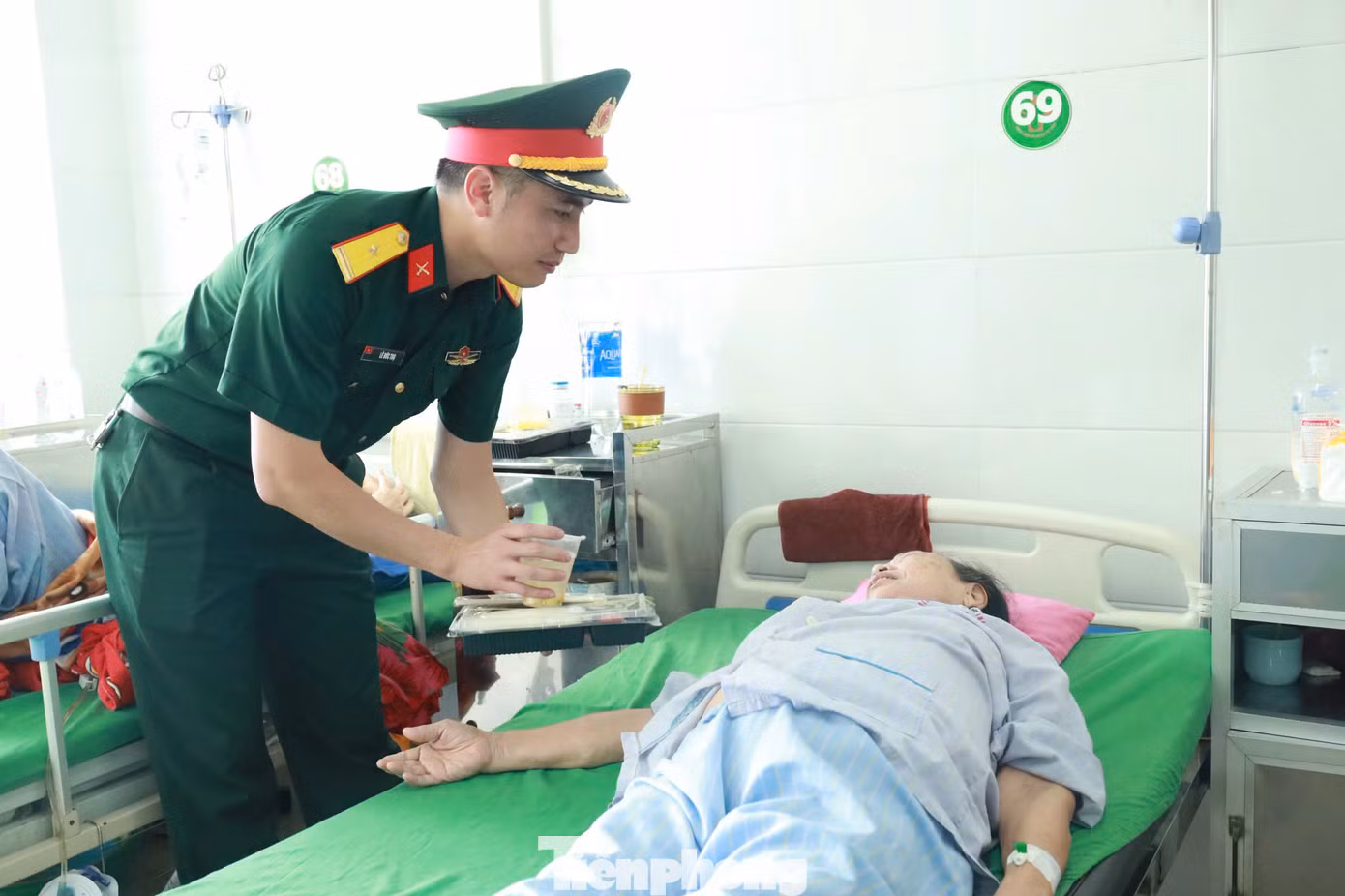 150 suất cơm được trao đến các bệnh nhân đang điều trị tại Bệnh viện Đa khoa TP Vinh