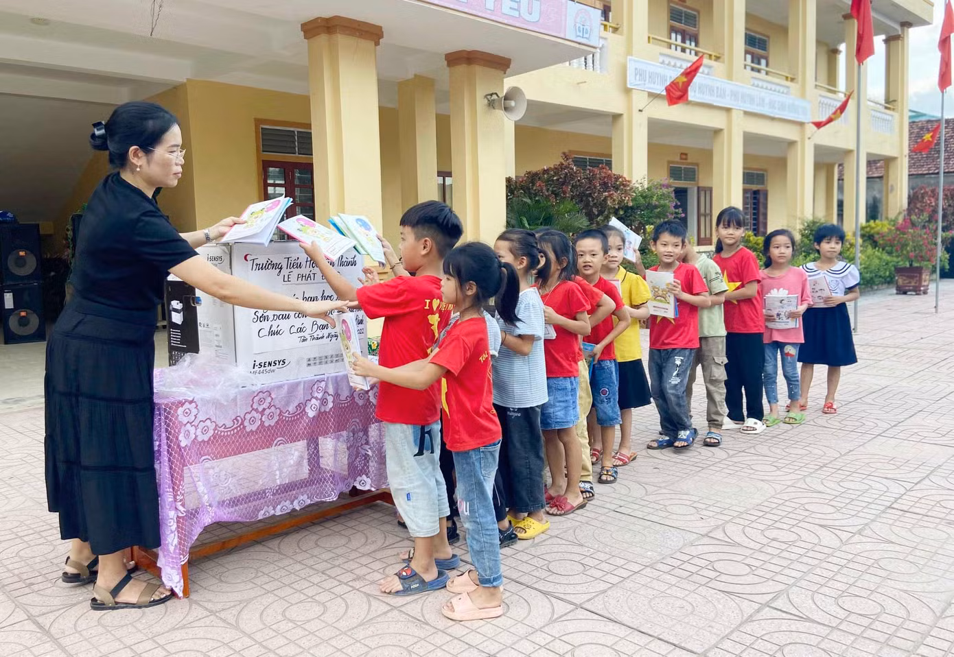 Các bạn nhỏ quyên góp vở dành tặng học sinh vùng lũ Kỳ Sơn
