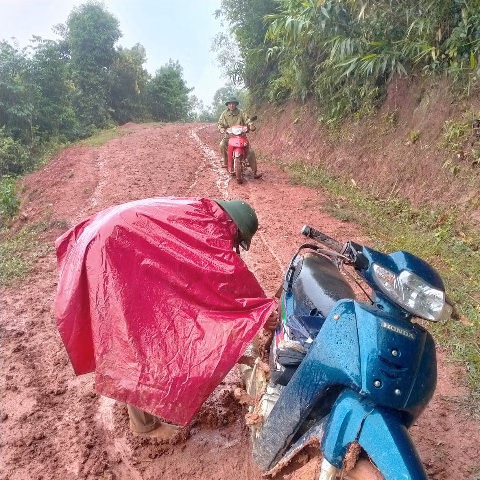 Bùn đất bám chặt trên chiếc xe máy của các thầy giáo