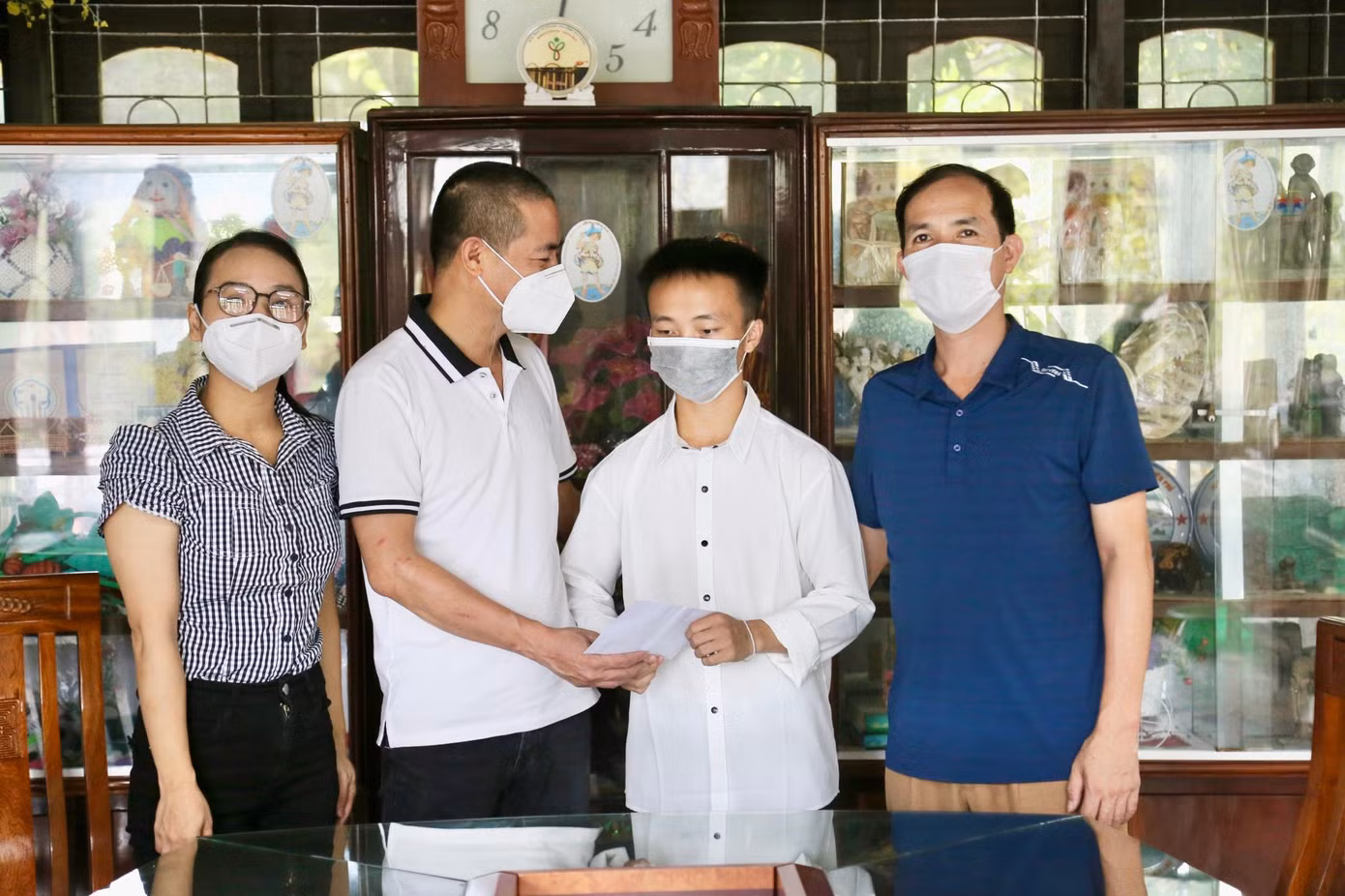 Trưởng đại diện báo Tiền Phong tại Nghệ An Trần Quang Long trao 20 triệu đồng của công ty ATP giúp đỡ em Xồng Bá Hùa